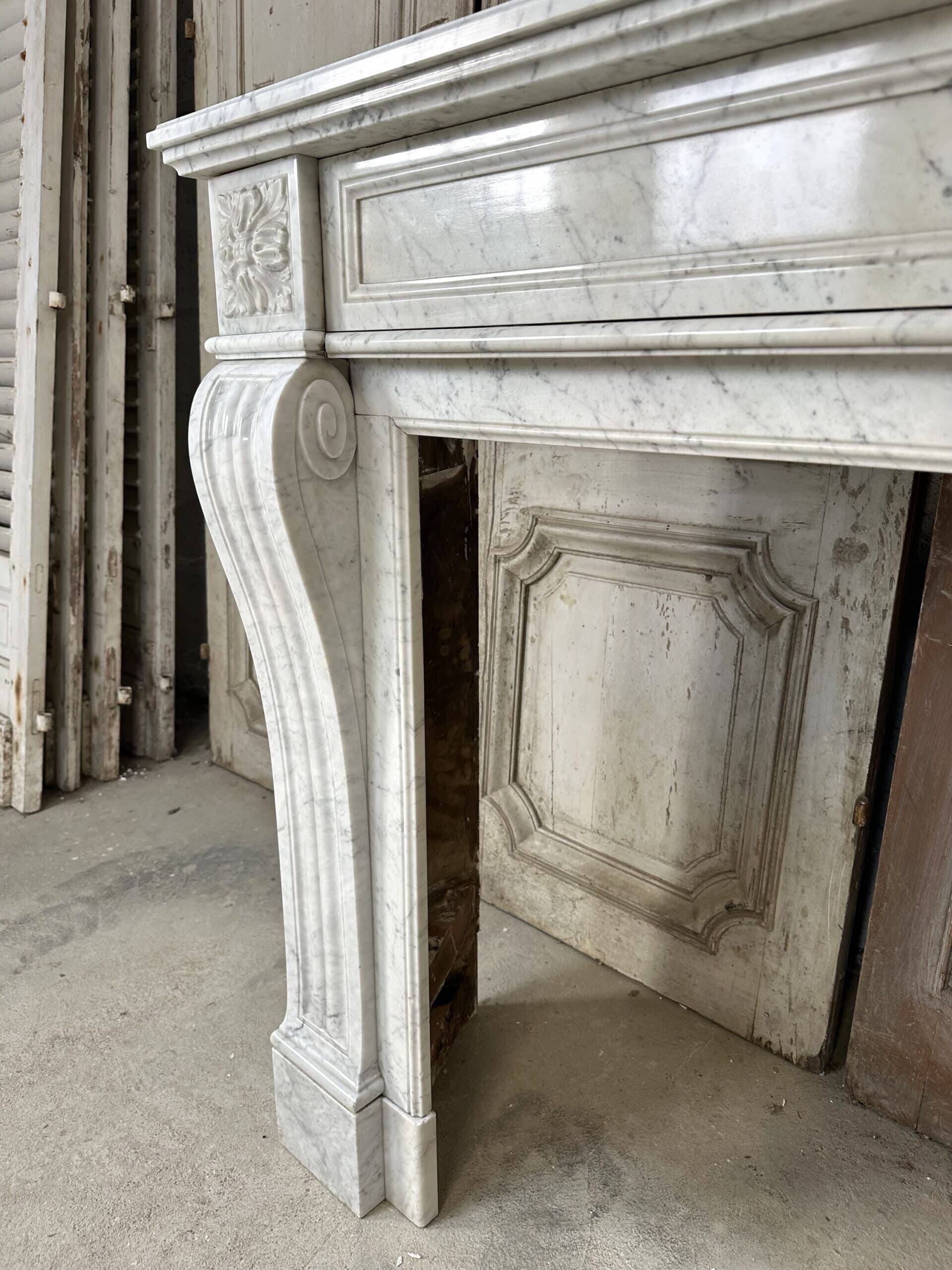 Cheminée en marbre blanc de carrare style Louis XVI vers 1890