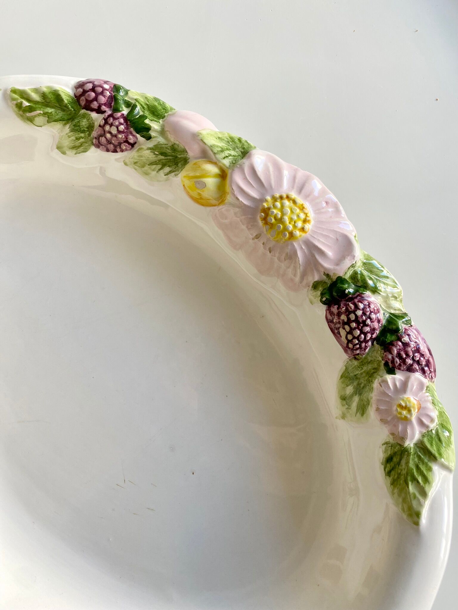 Oval-shaped dish slurry fruits and flowers