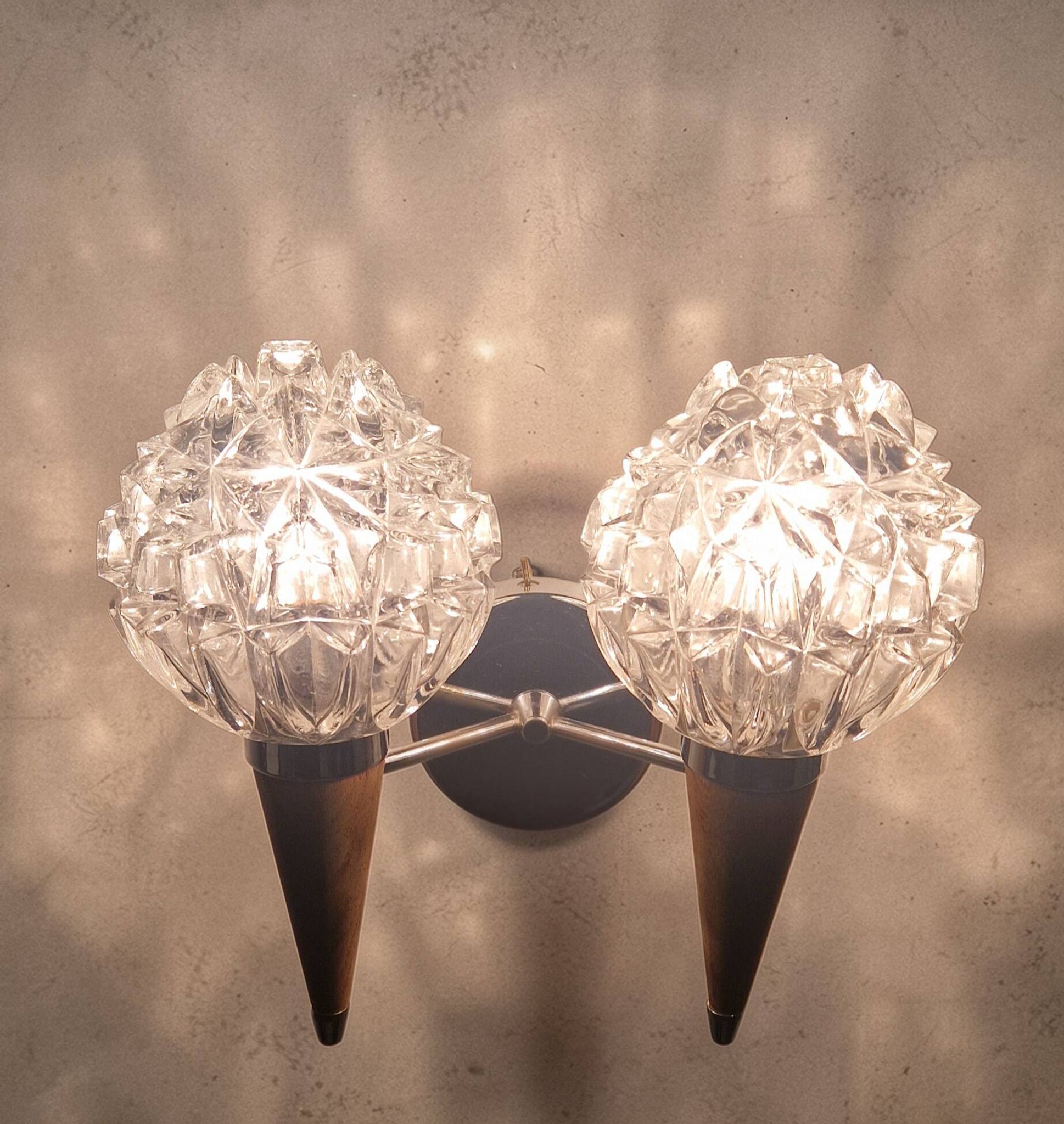 Double wall lamp in Scandinavian style - moulded glass and teak - 1960
