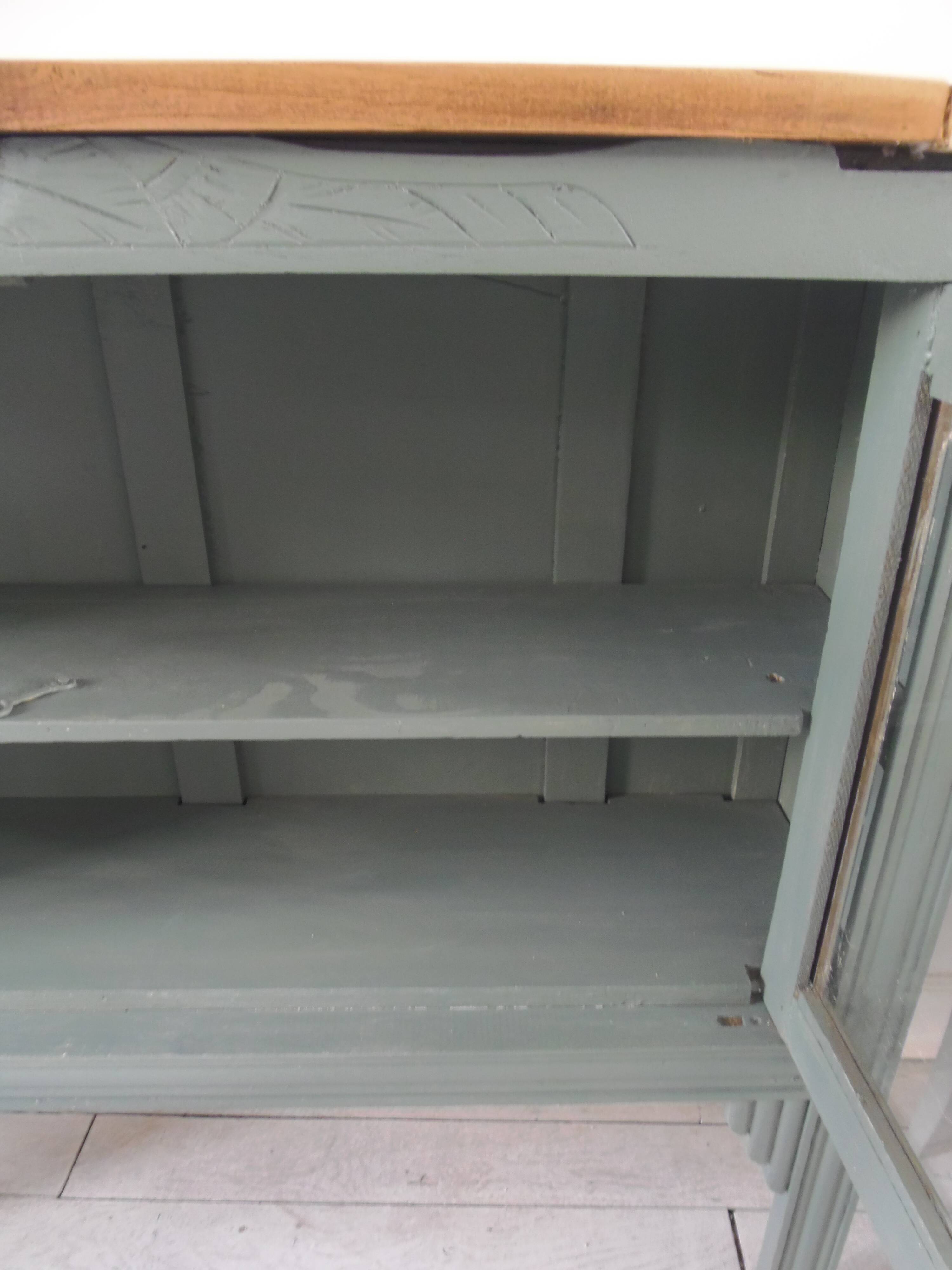 Console, sideboard, shallow display case sublimated in smoky green, wooden top.