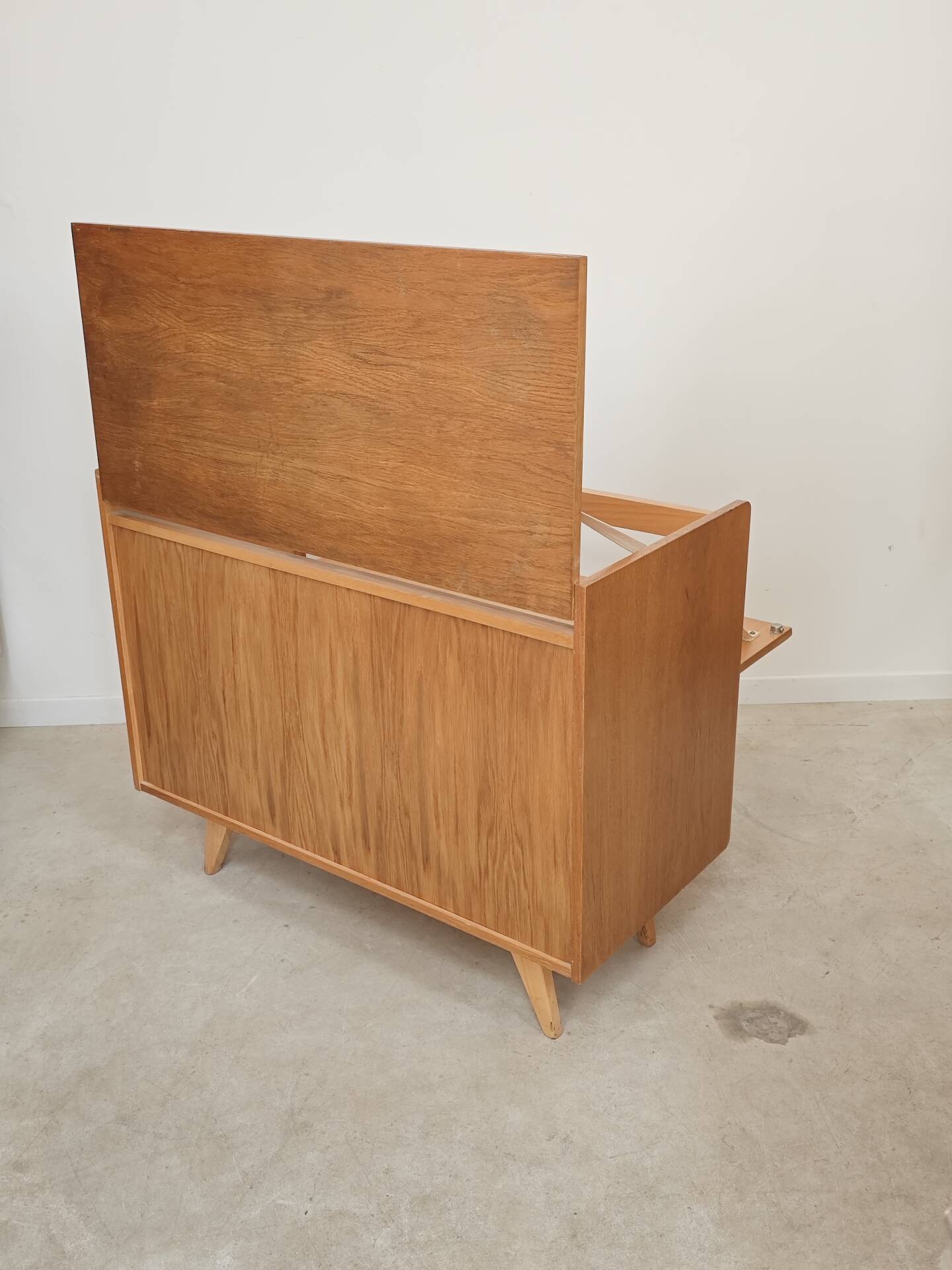 Coffre rangement / mini bar U459 par Jiri
Jiroutek pour Interier Praha