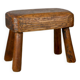 Tabouret brutaliste en bois massif