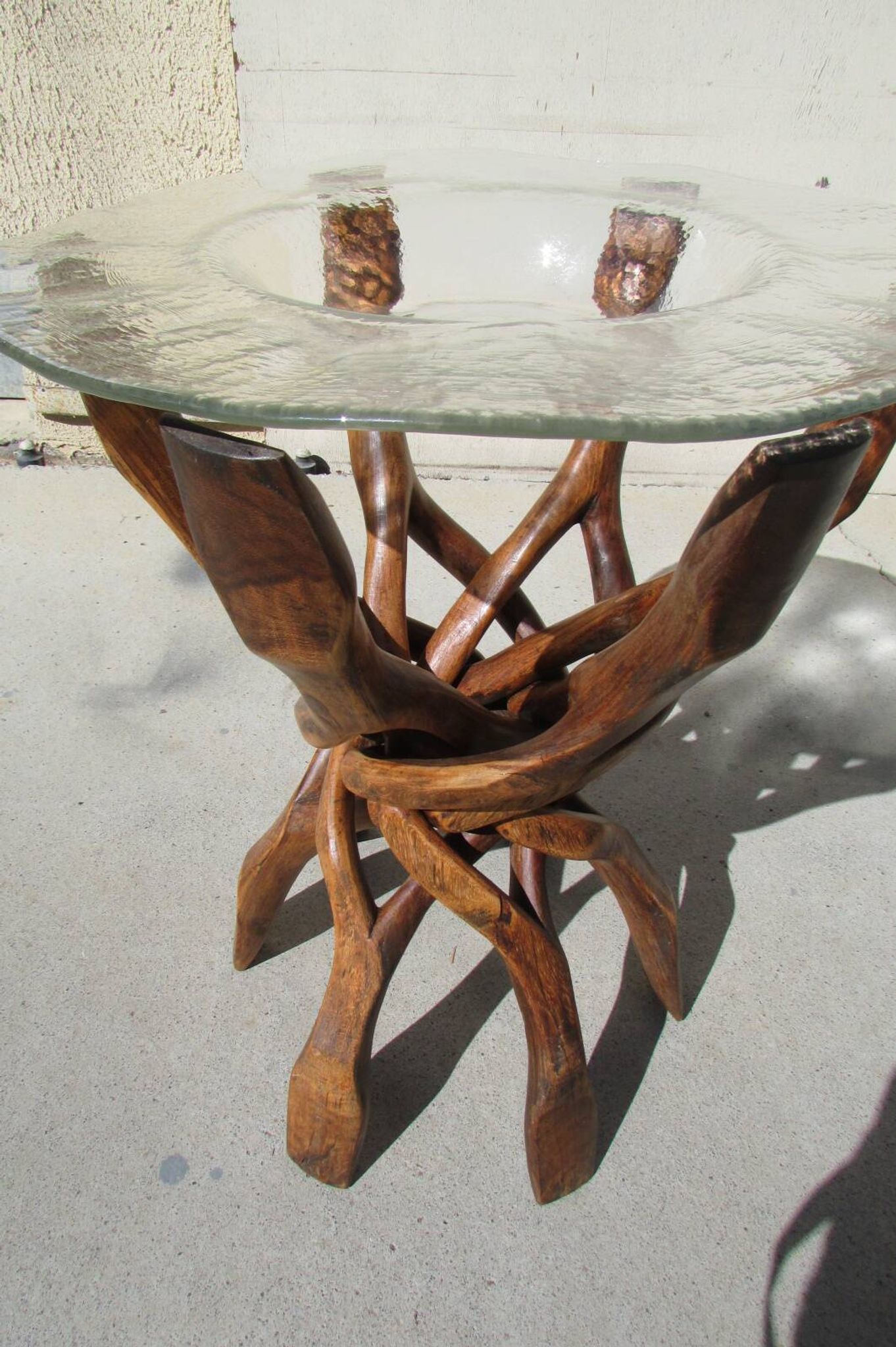 Rare six-branched intertwined pied and glass top.