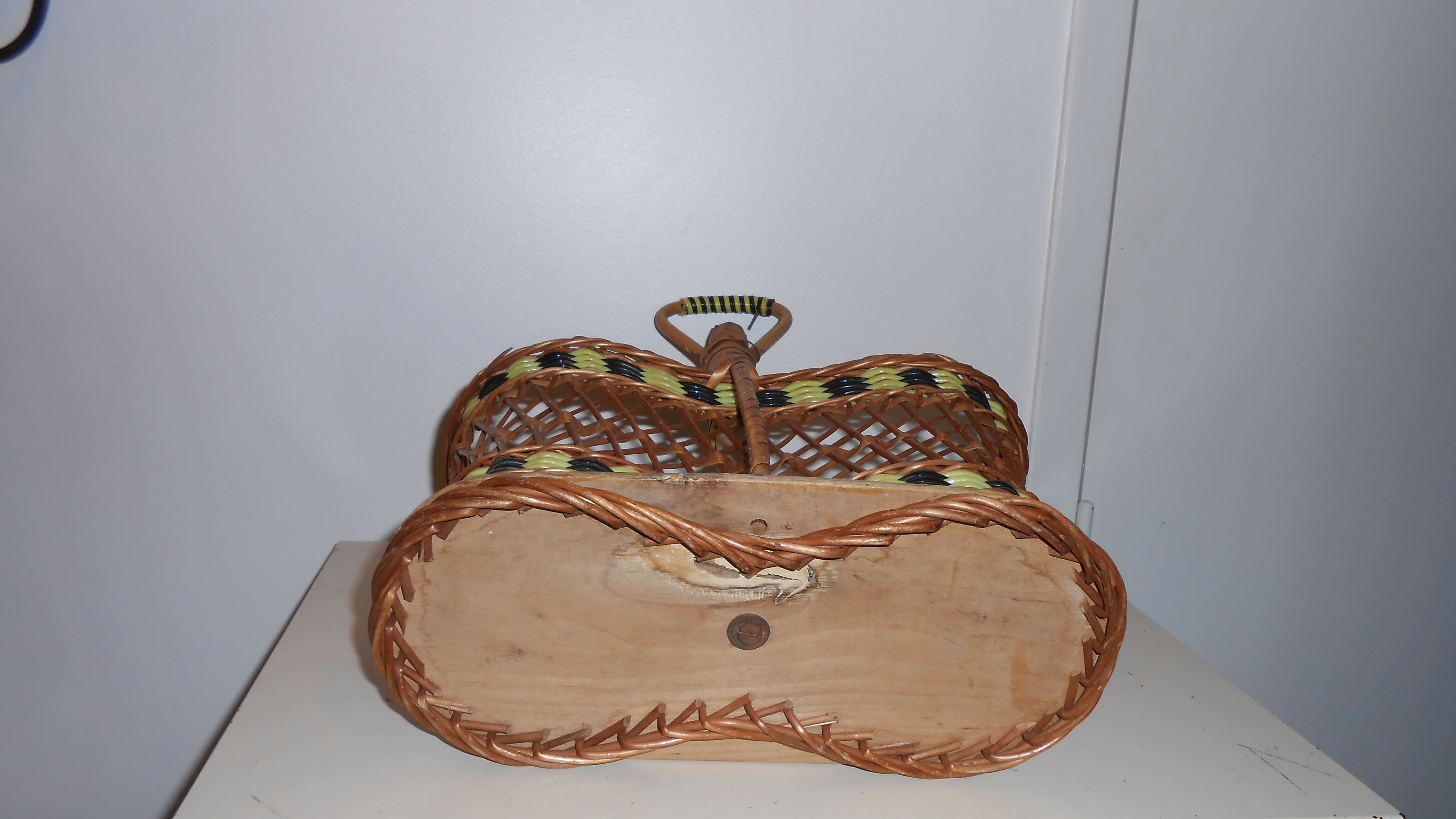 Bottle wicker and scoubidou