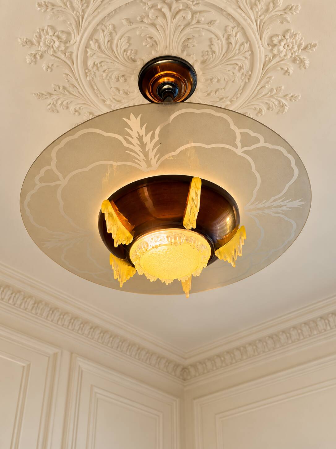 Art Deco pendant light in amber glass and etched glass – Ø 55 cm