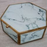 Boite hexagonale imitation marbre sertie de laiton doré avec miroir