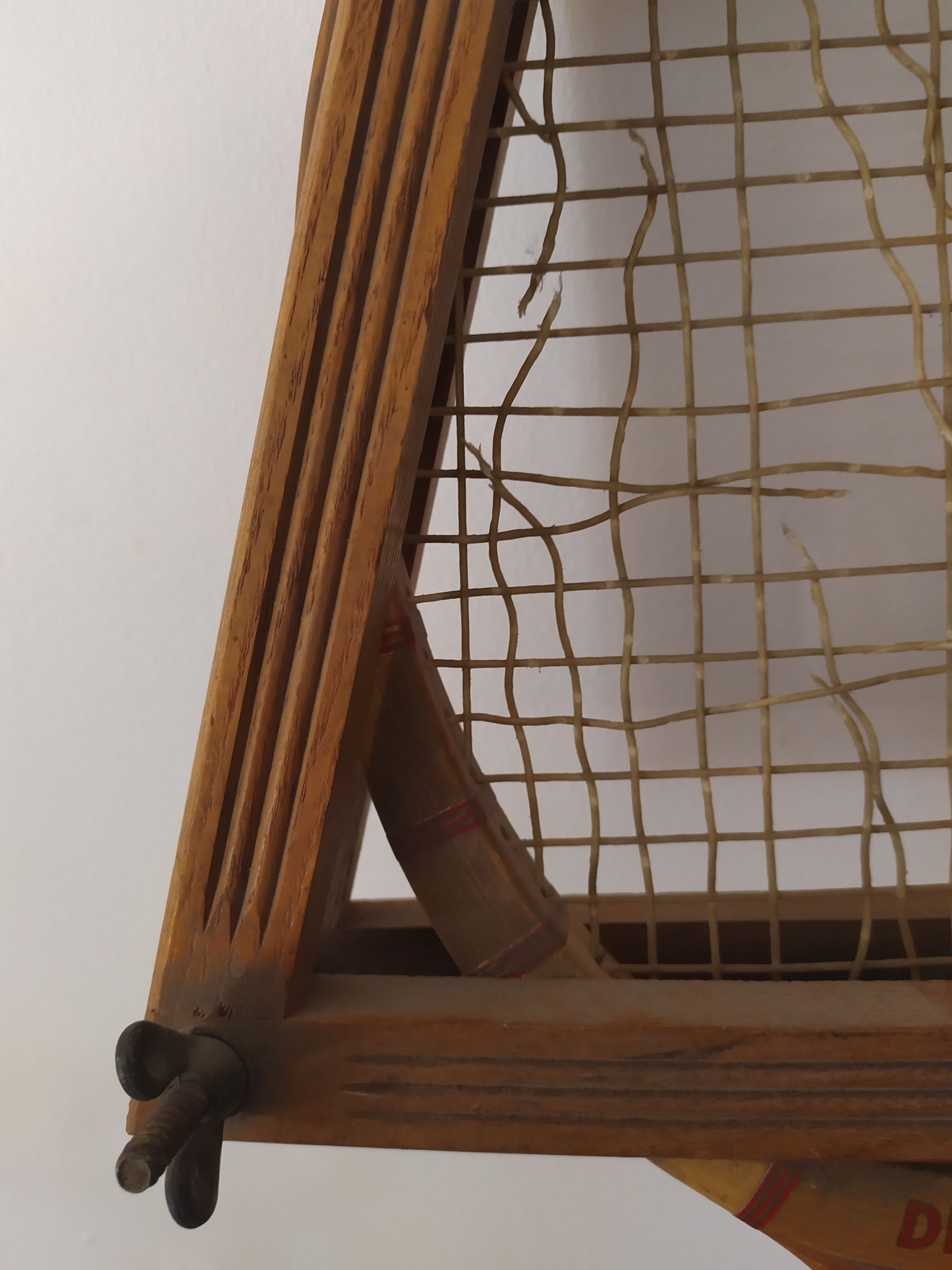 Raquette de tennis vintage avec cadre de maintien