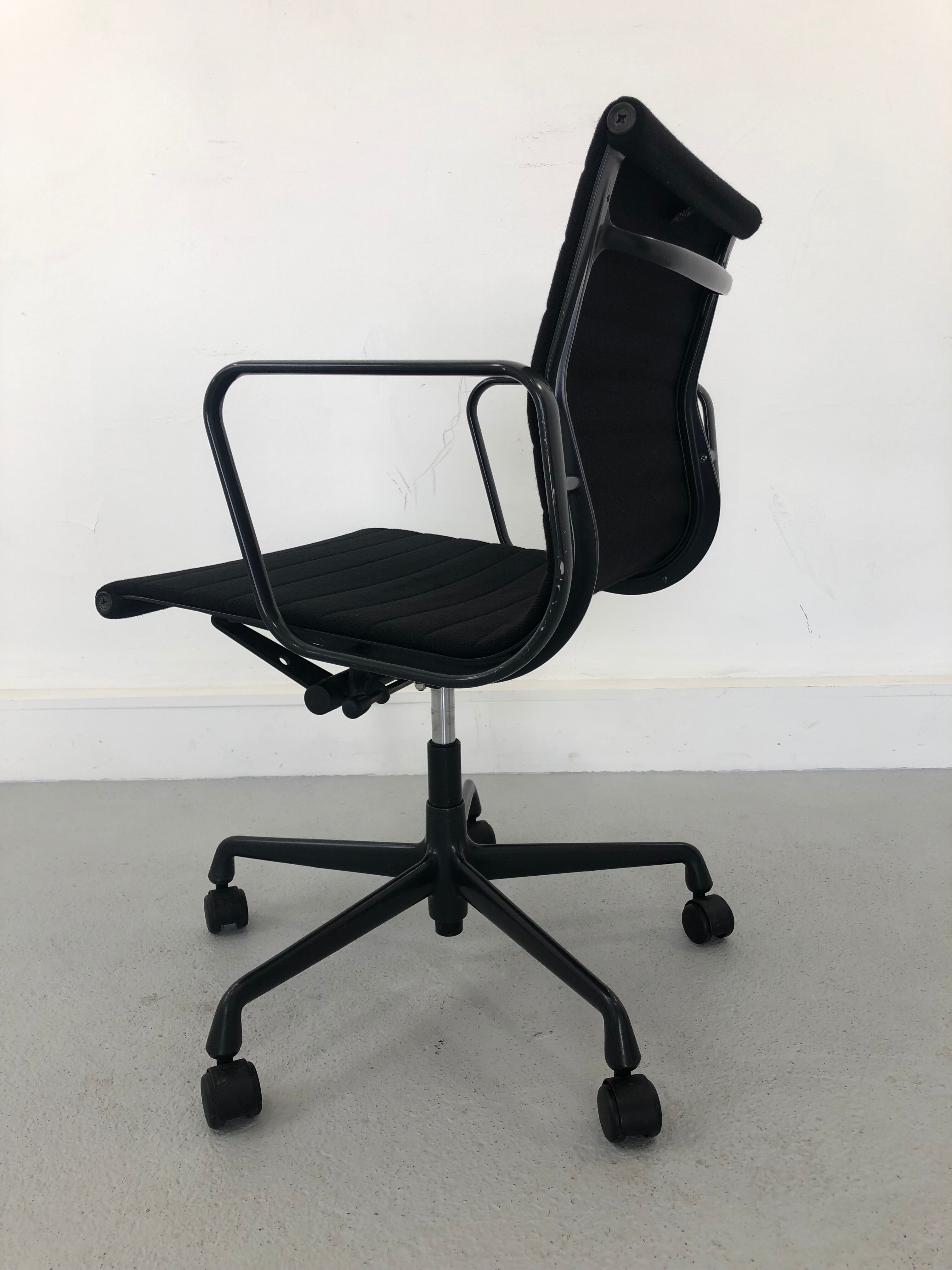 Aluminum black Model EA 117 Swivel Chair by Charles & Ray Eames for Vitra