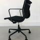 Chaise de bureau noir modèle EA 117 pivotante par Charles & Ray Eames pour Vitra