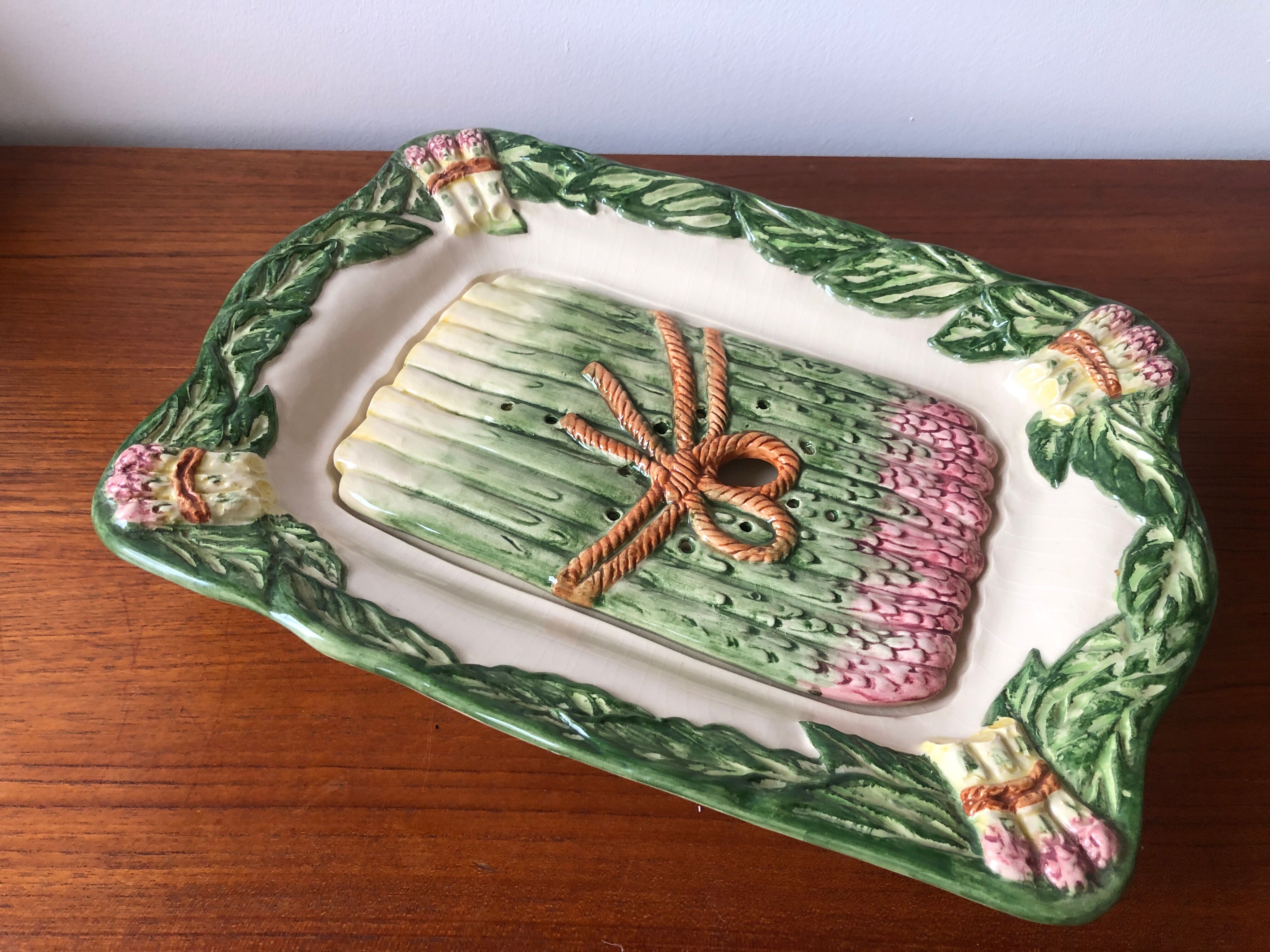 Asparagus dish with integrated drainer