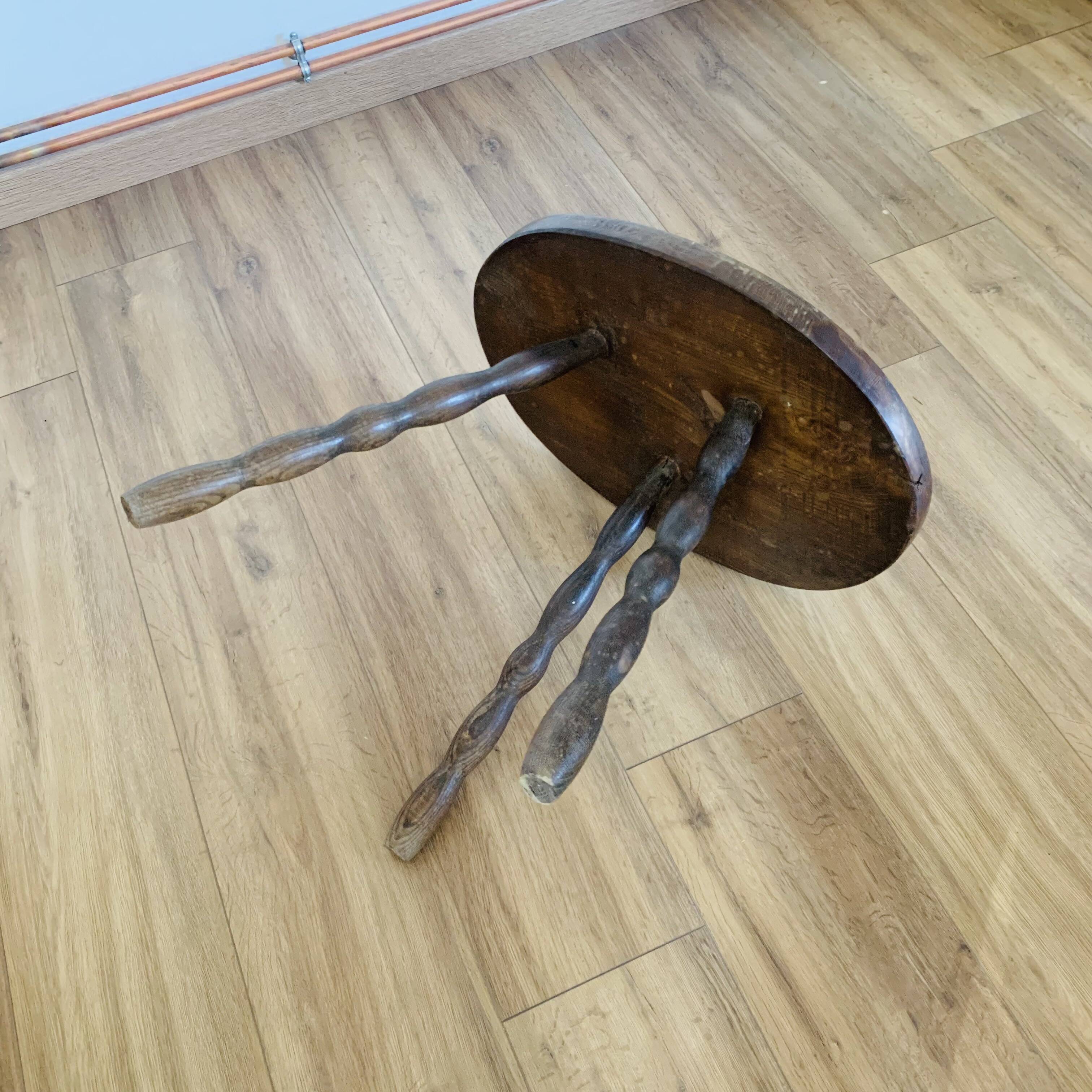 Oval side coffee table