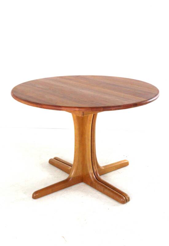 Round 2x Extendable Dining Table "Tjórn" - danish design in teak