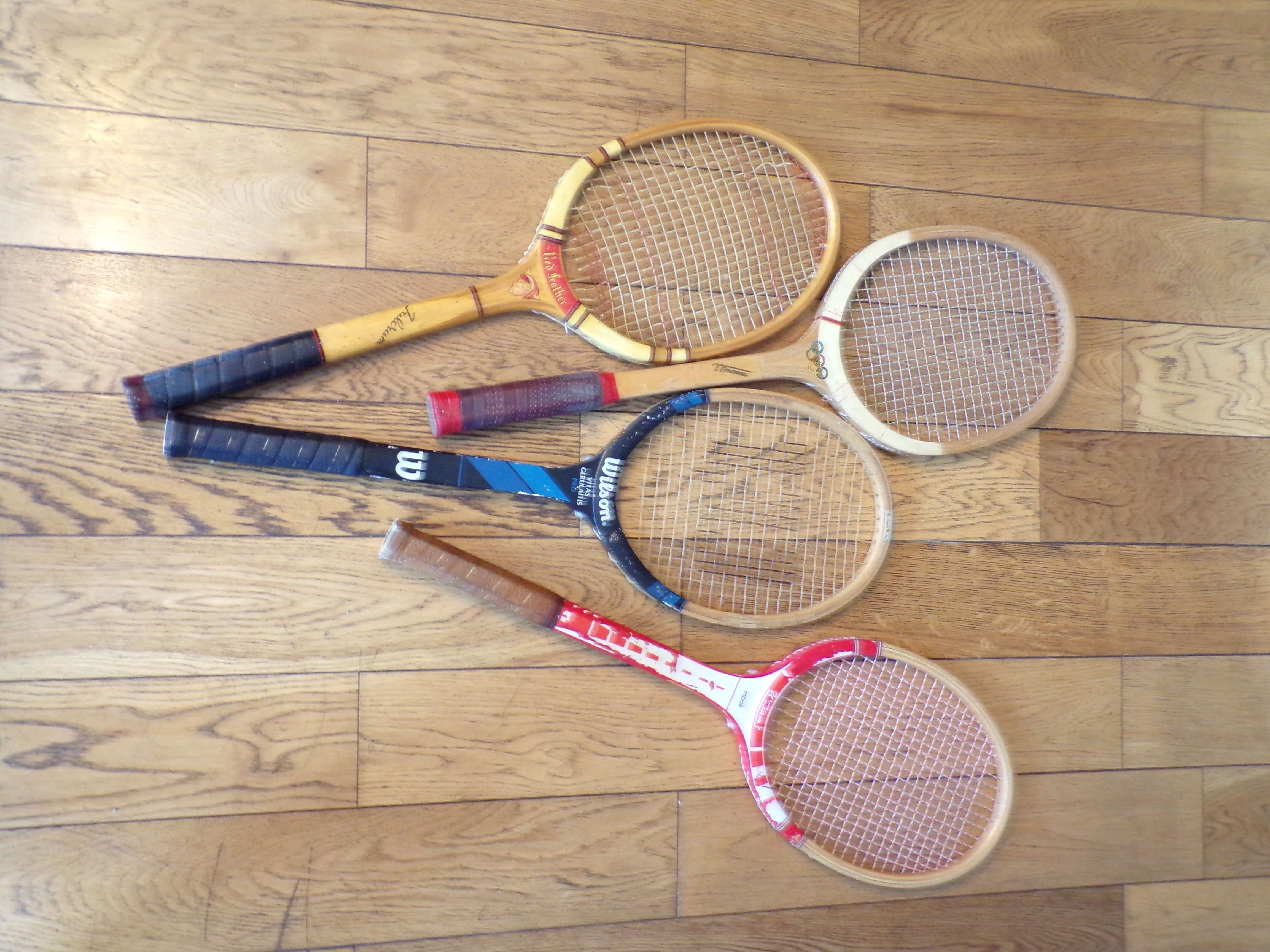 Set 4 vintage wooden tennis rackets