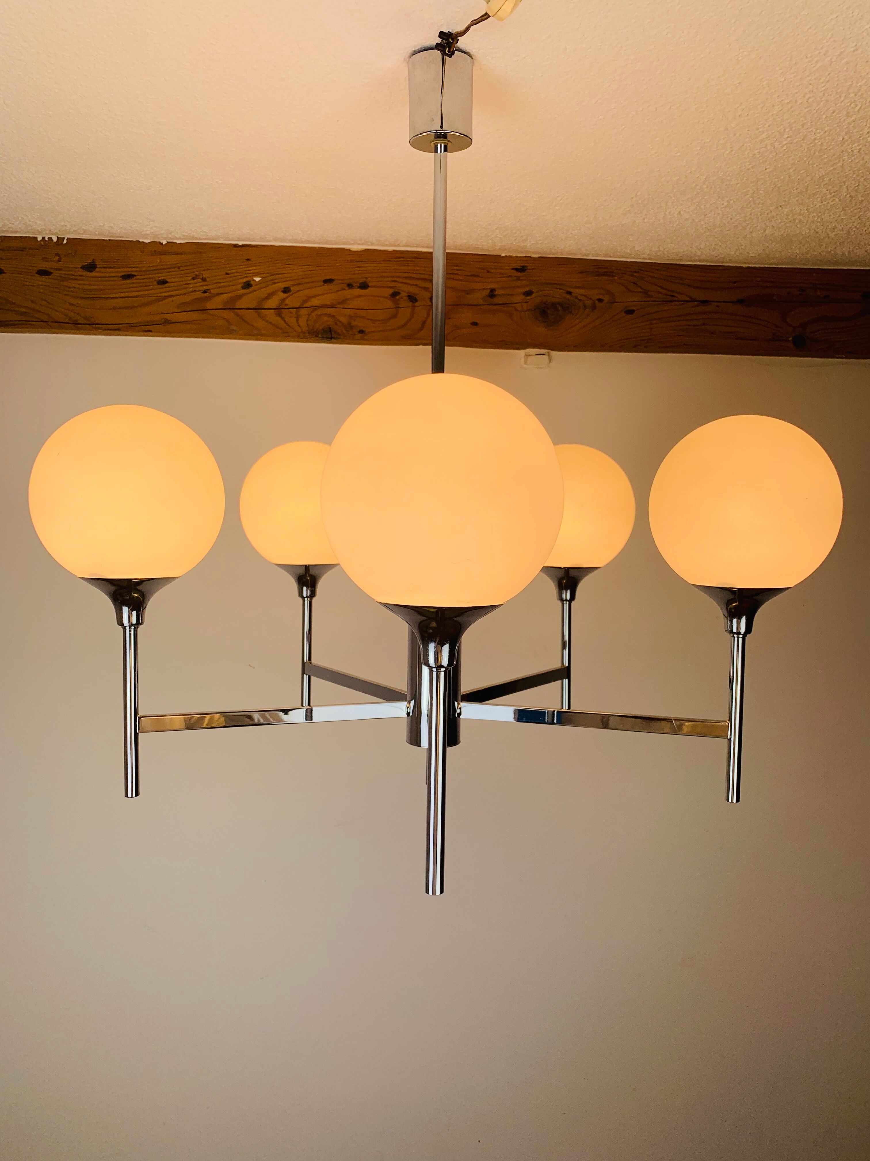 Lustre 5 globes chrome et opaline 1970