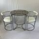 Table chromé et deux chaises modernistes