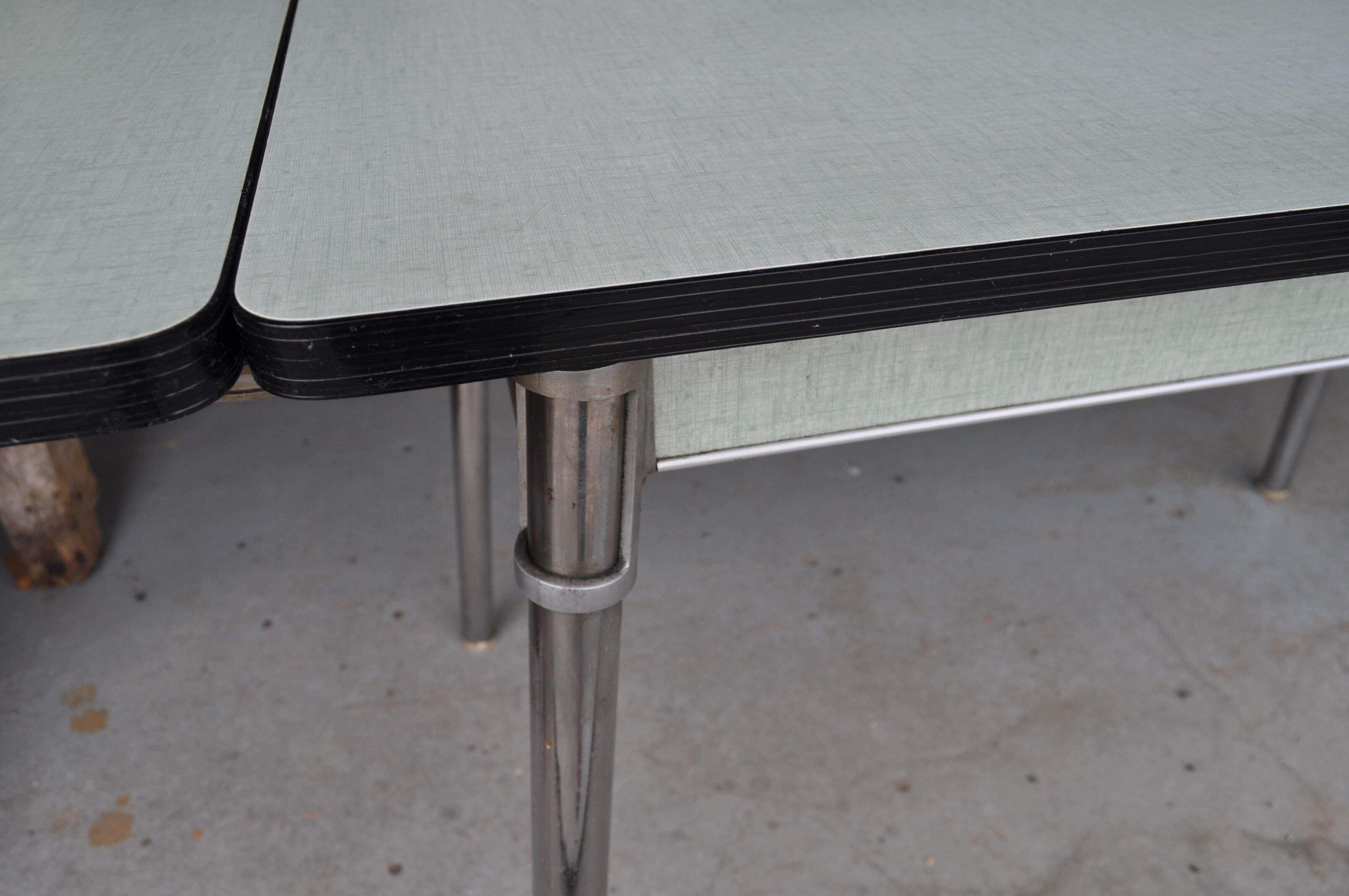 Table in water green formica