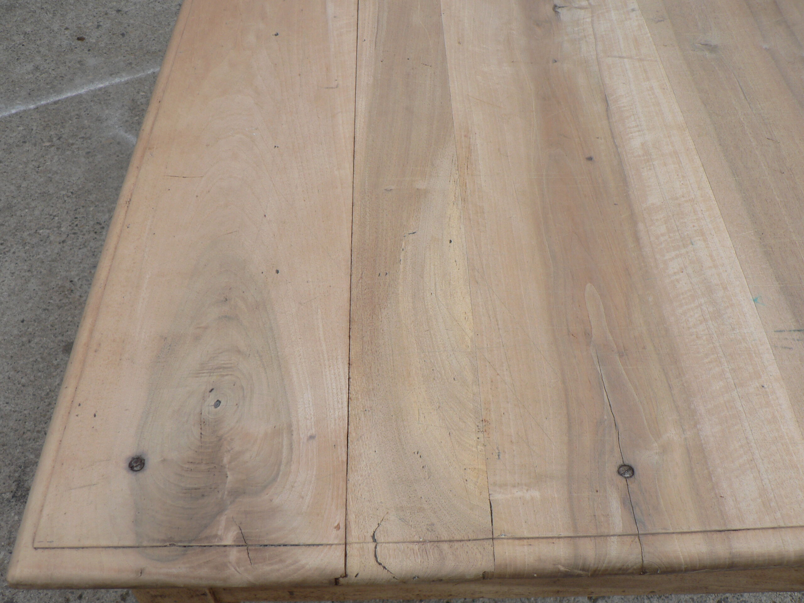 Table de ferme en noyer massif