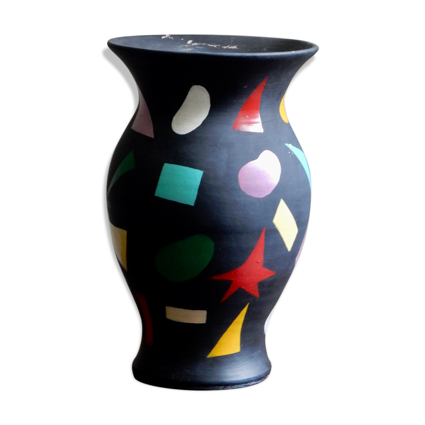 Vase en terre cuite peinte en noire aux motifs gommettes