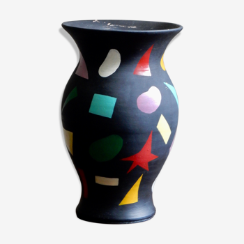 Vase en terre cuite peinte en noire aux motifs gommettes