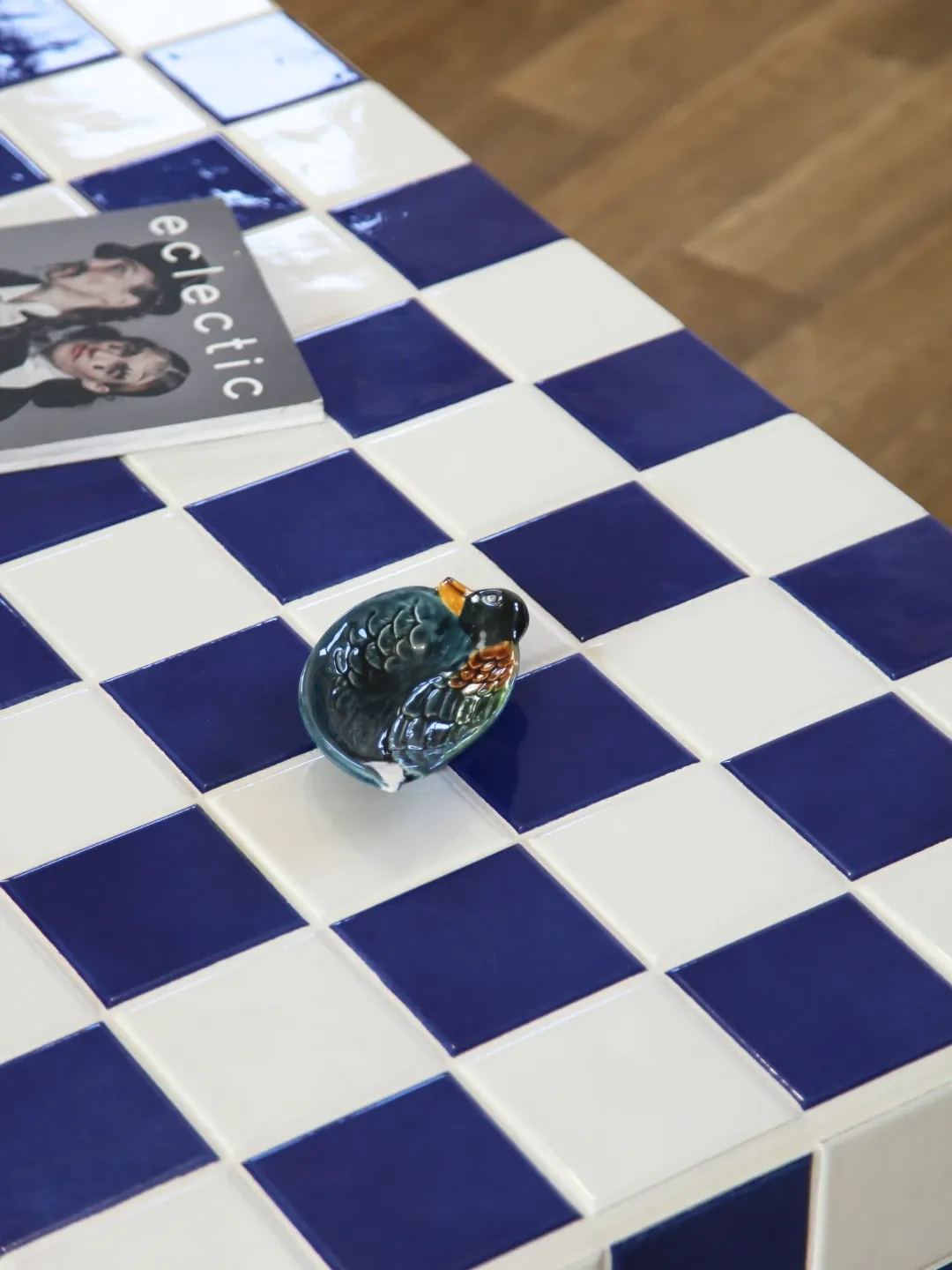 Table basse carrelée bleue et blanche damier
