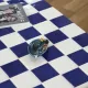 Table basse carrelée bleue et blanche damier