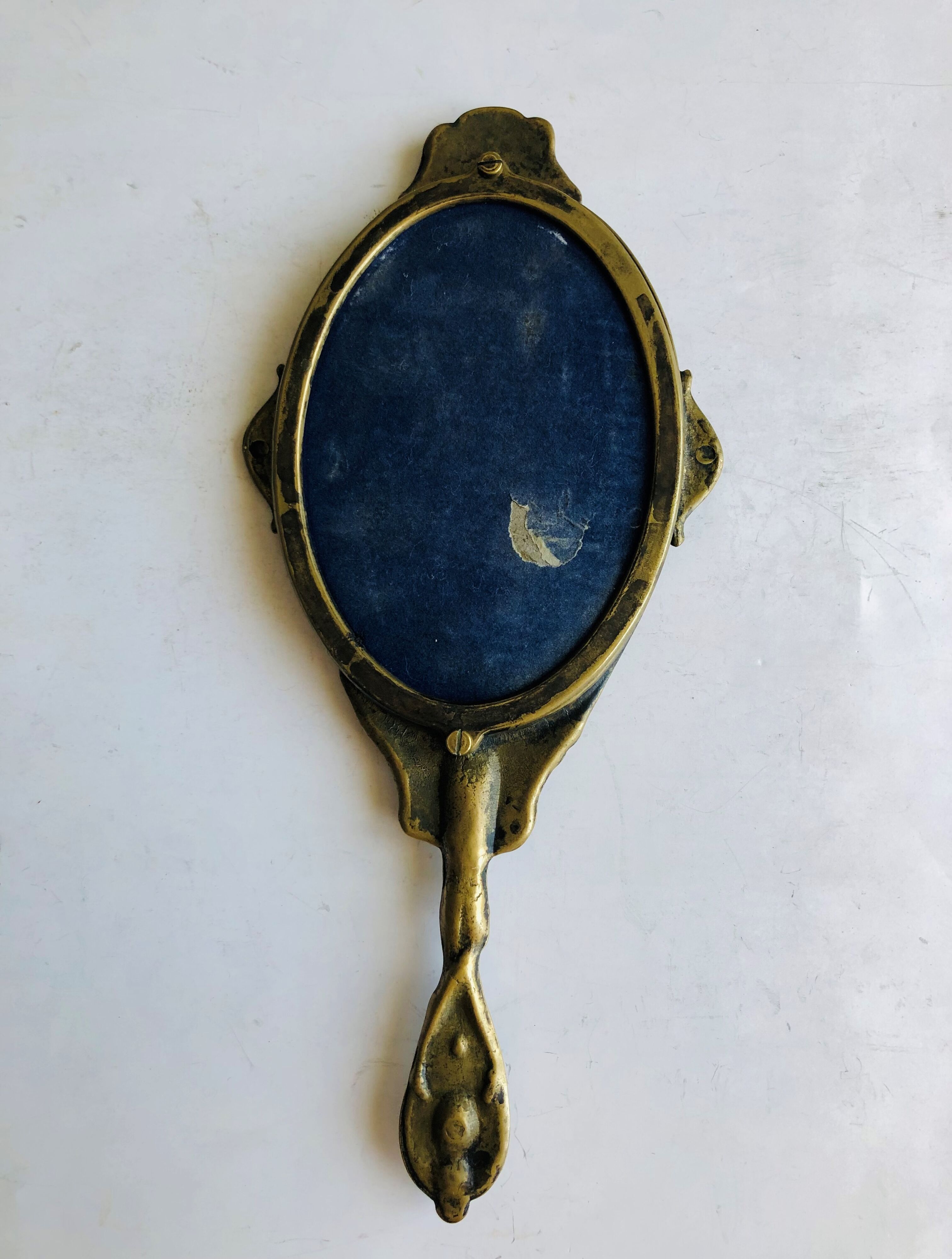 Hand-facing mirror
