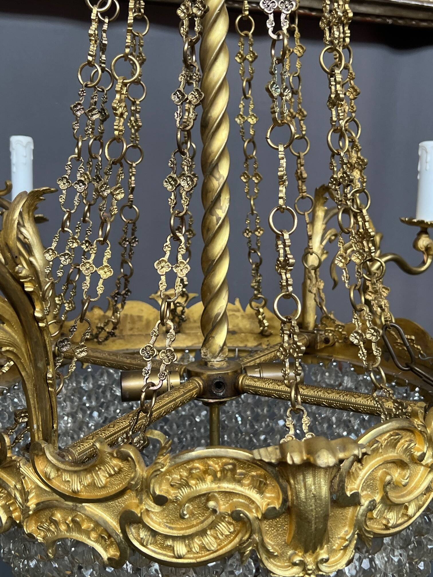 Large 155 cm crystal chandelier in Rococo style with 8 light arms.