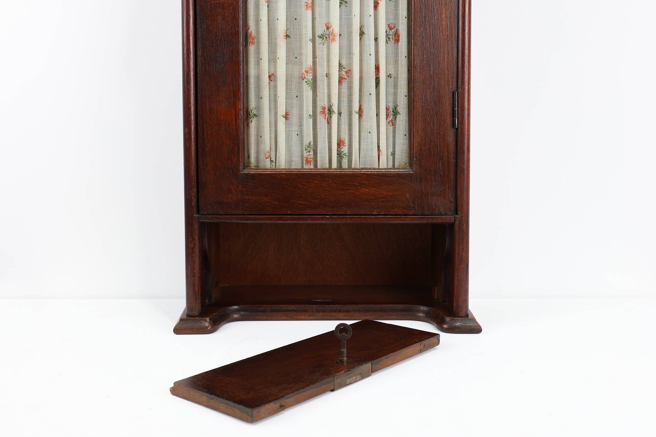 Armoire haute Art Déco française avec porte vitrée et compartiment caché, vers 1910