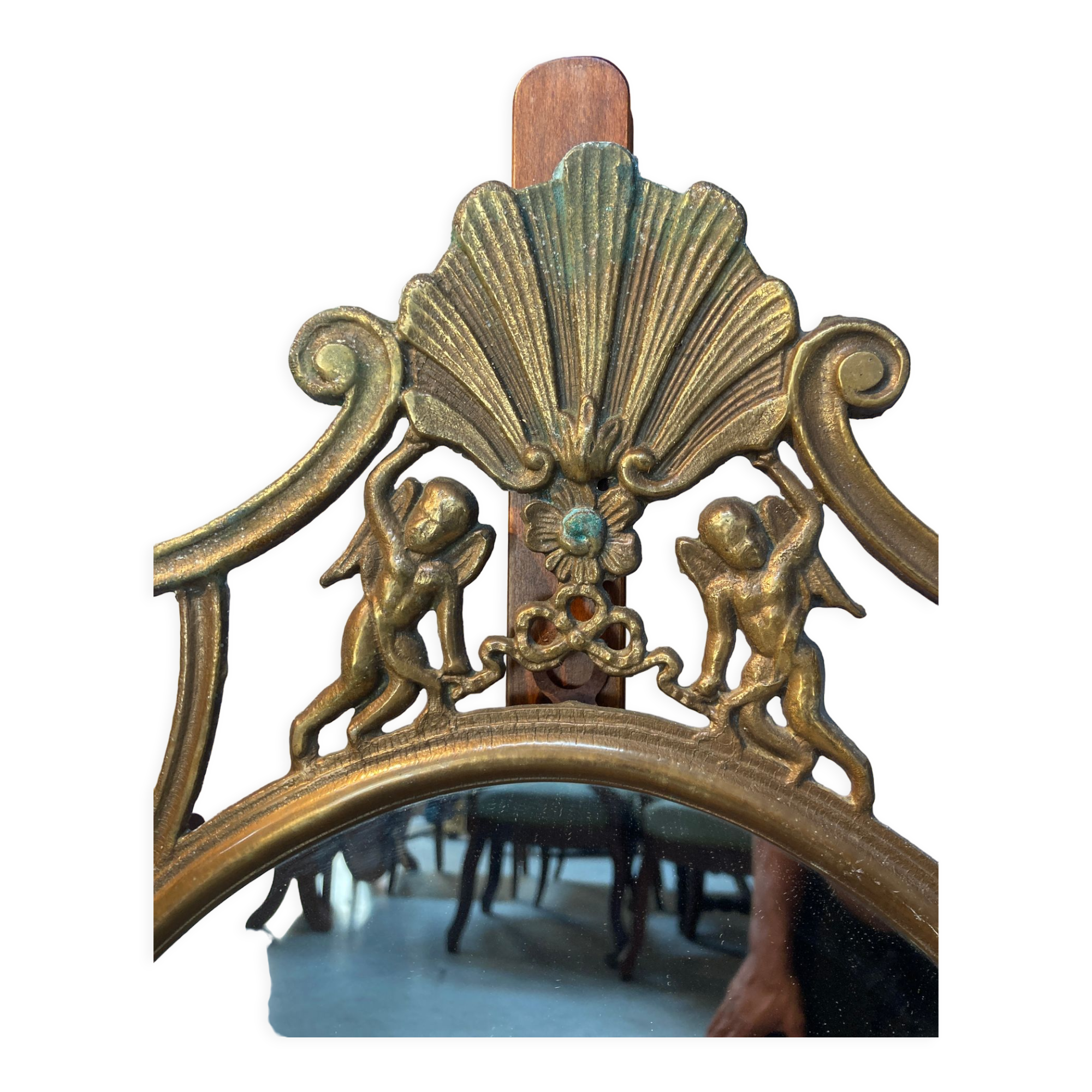 Oval mirror in gilded brass, figures of cherubs and moldings