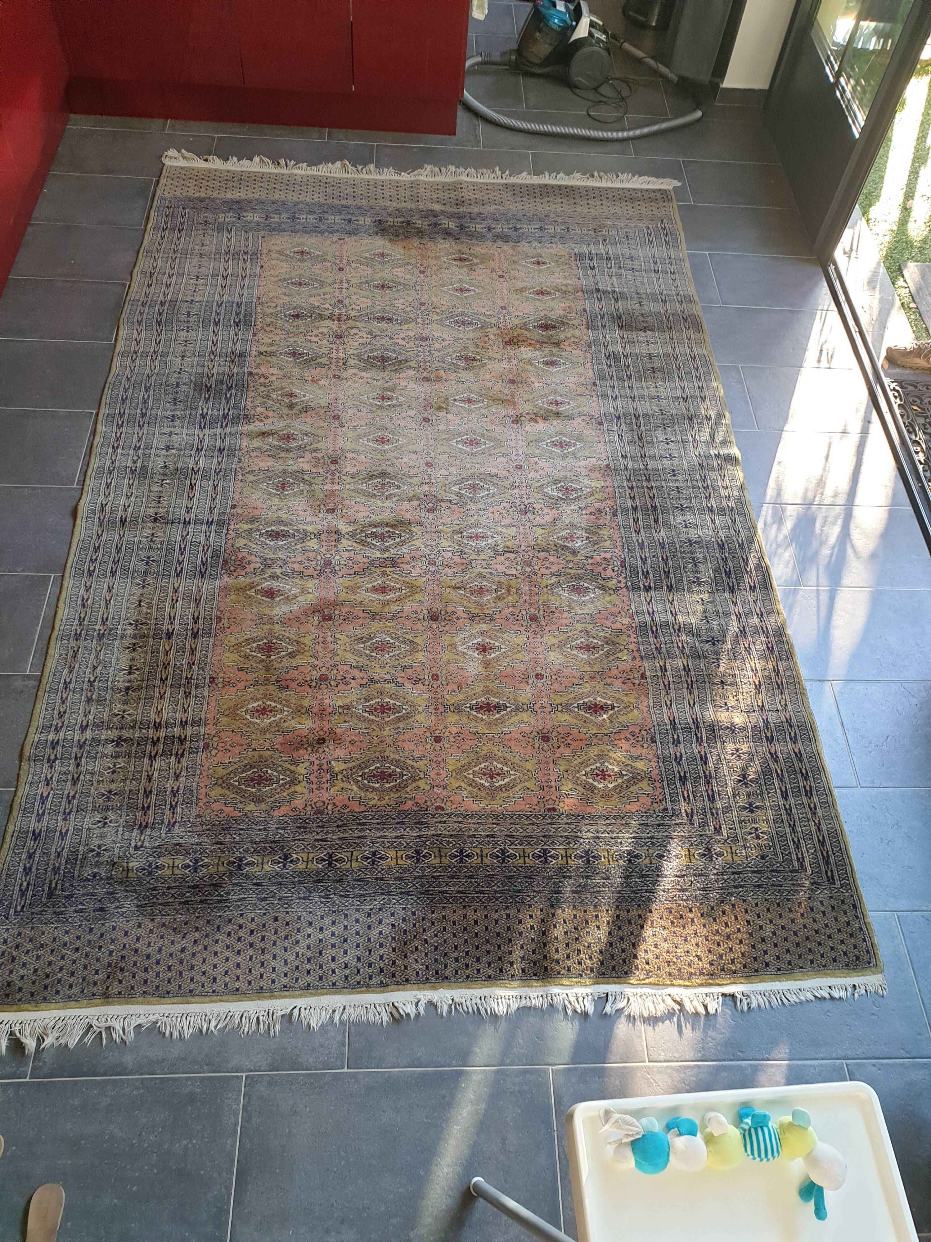 Hand-knotted silk rug 192x 300cm