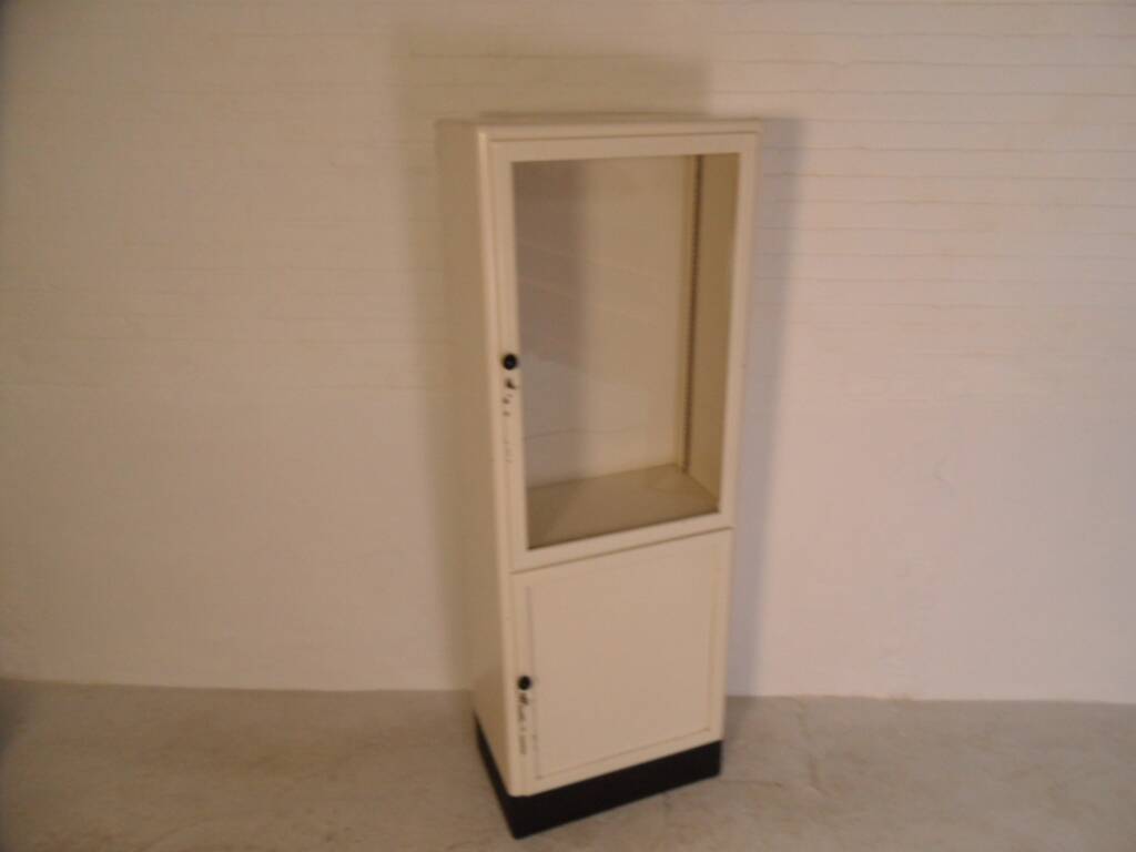 Vitrine de médecine vintage en métal