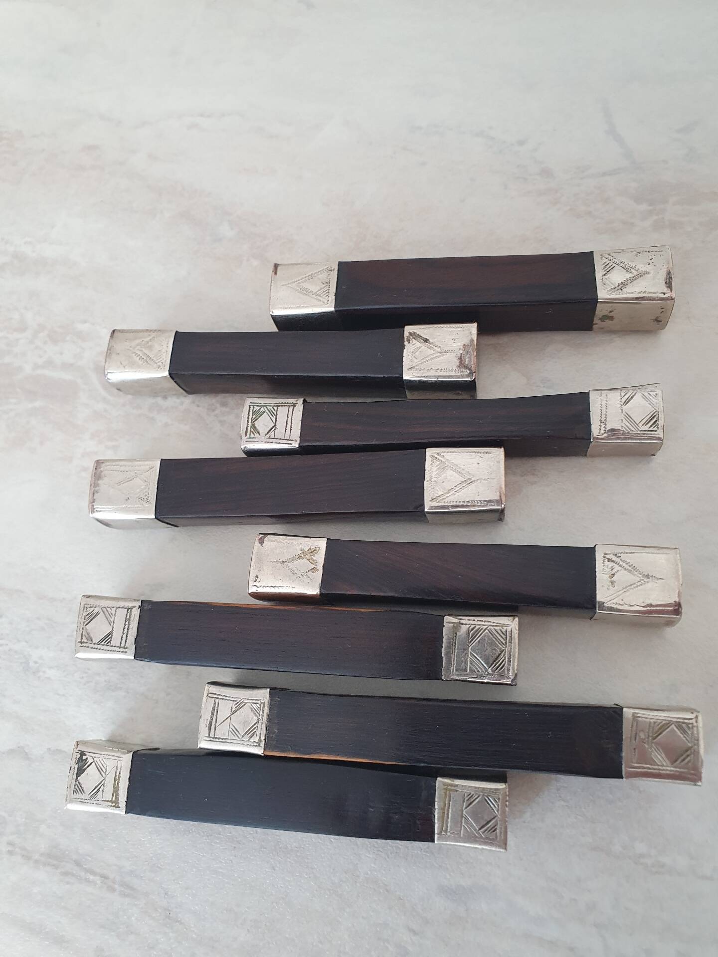 Porte couteaux en bois en Alpaca avec décor ethnique