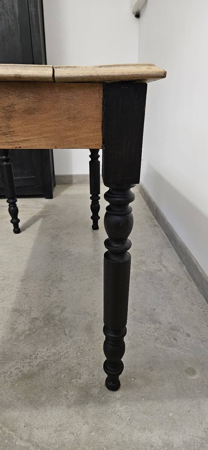 Antique farmhouse table in solid oak with turned legs