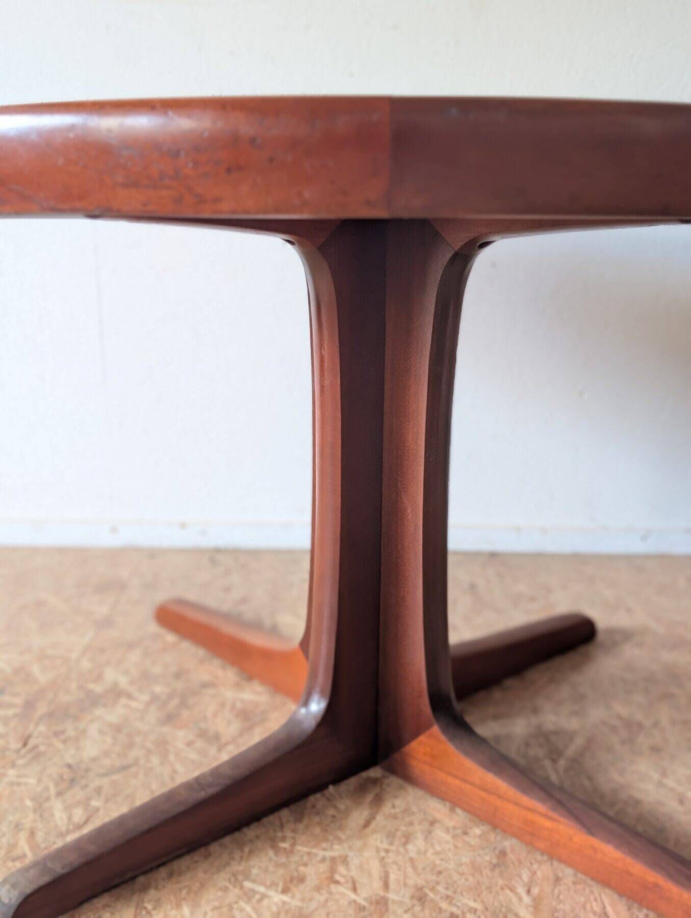 Round teak table with star base, 1960s, extendable.