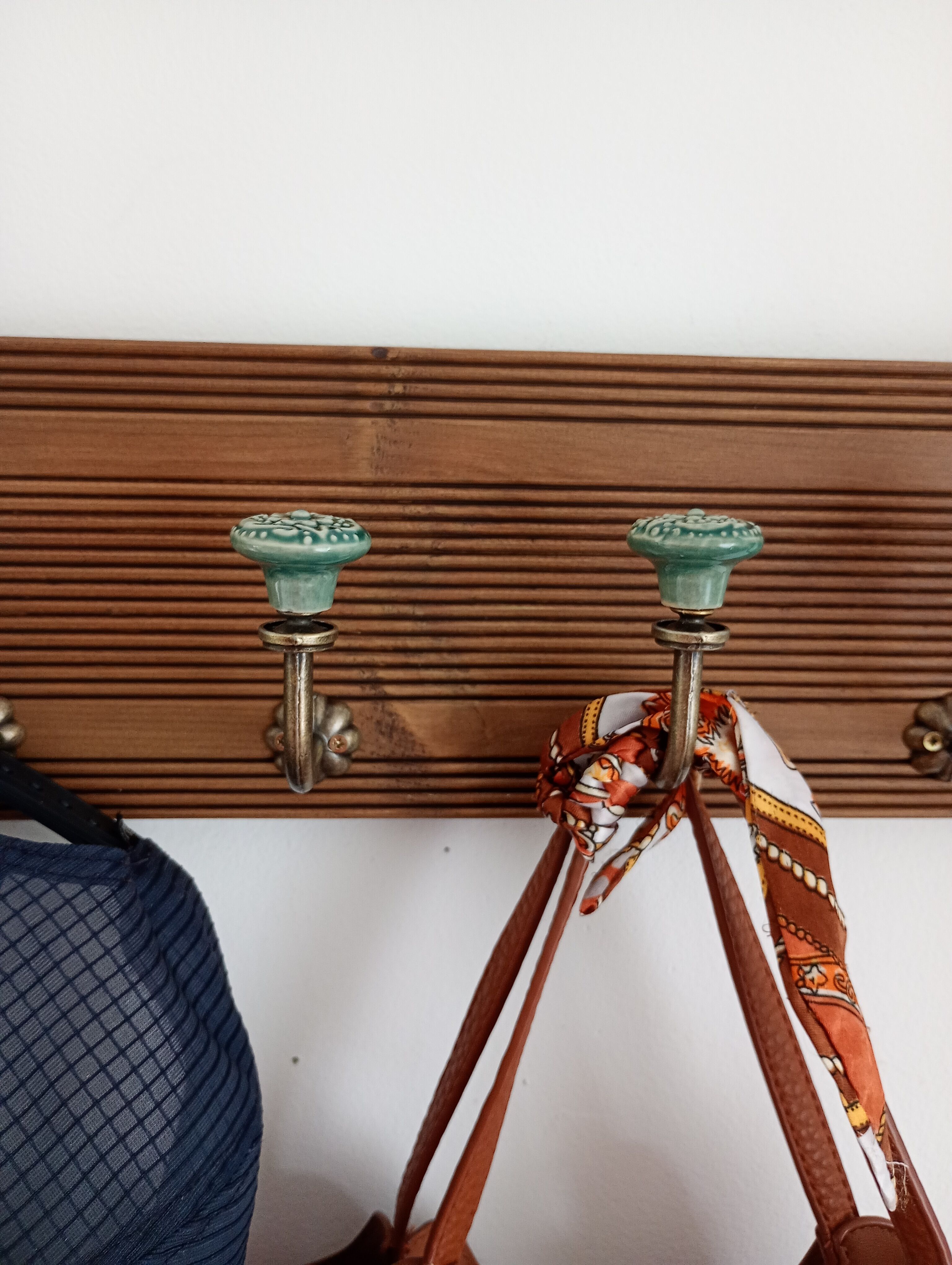 Wall-mounted coat rack 50 cm – 5 ceramic hooks in vintage style green