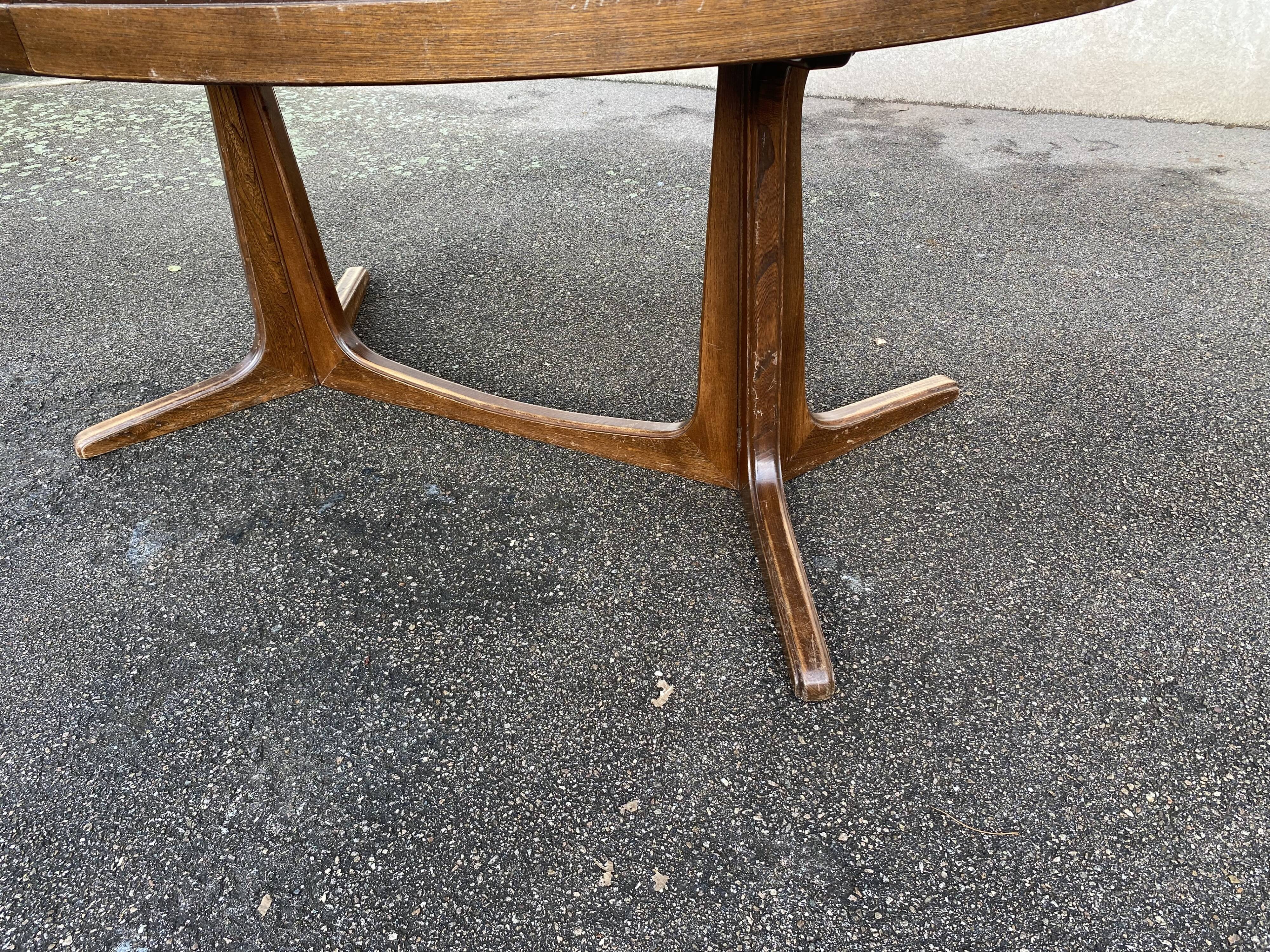 Oval baumann table