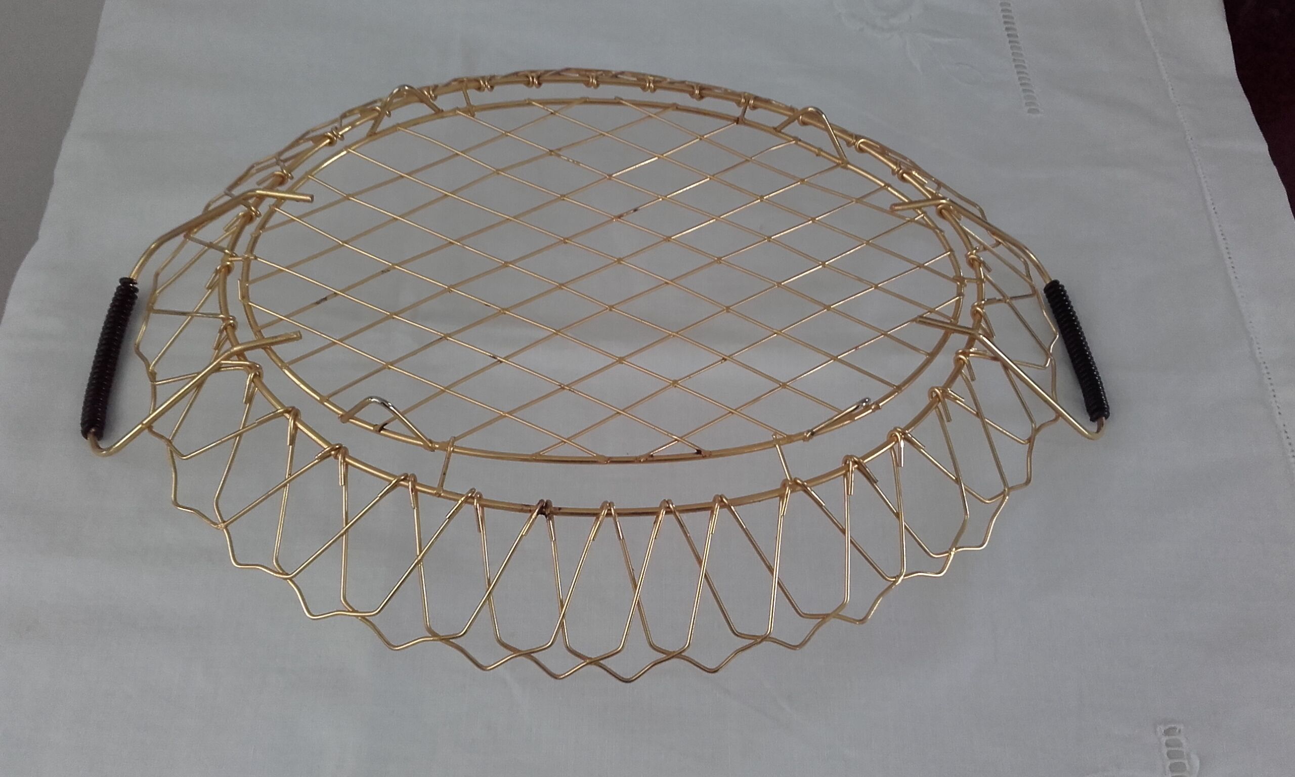 Lot 2 brass baskets and scoubidou 60s