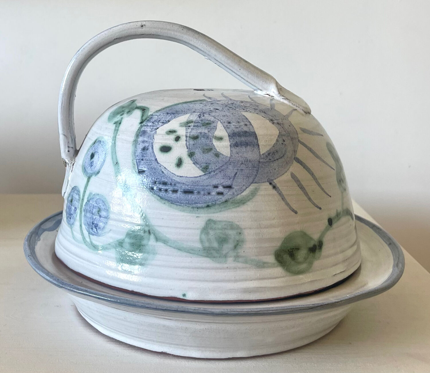 Cheese dome in stoneware.