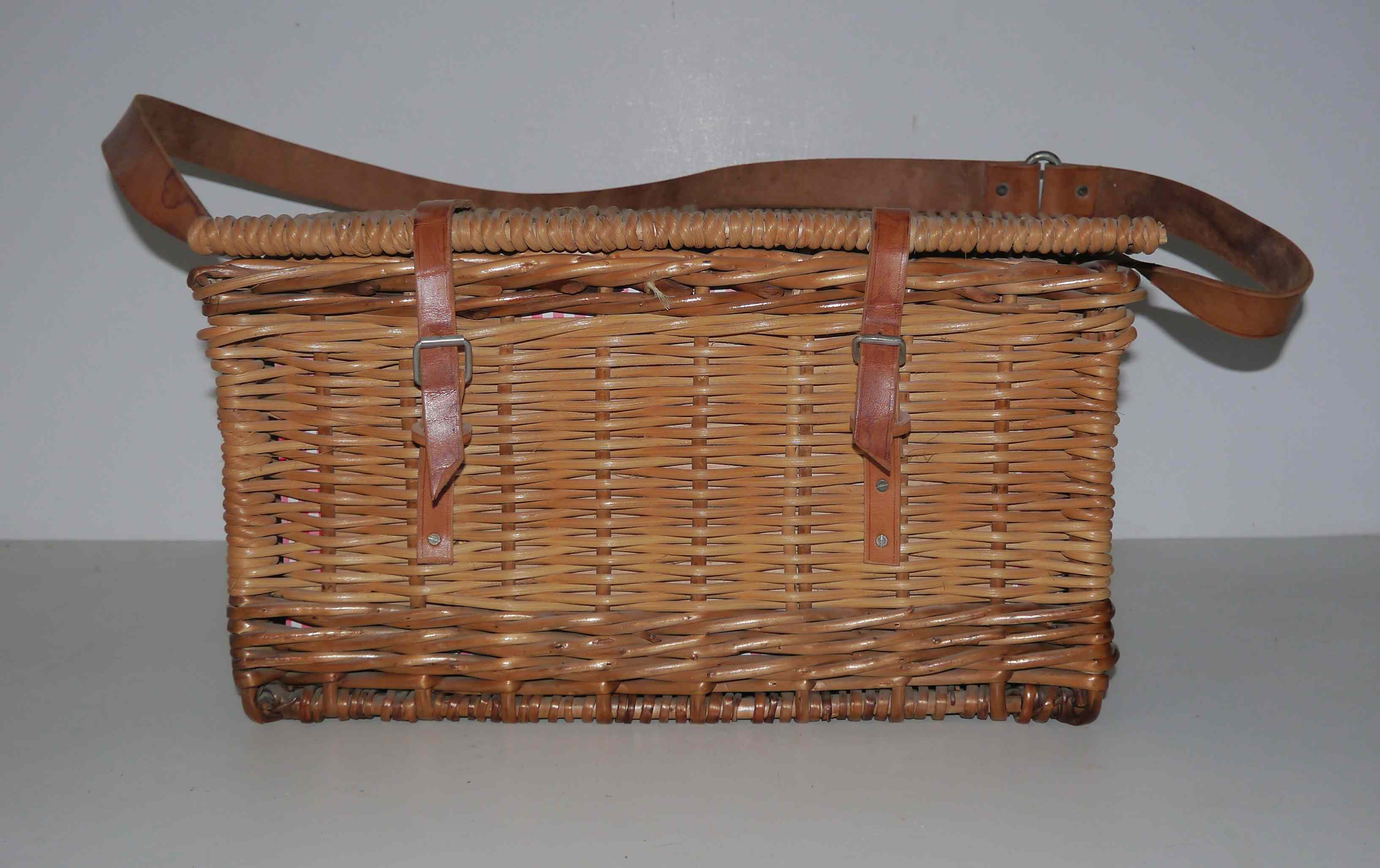 Old artisanal wicker picnic basket 50
