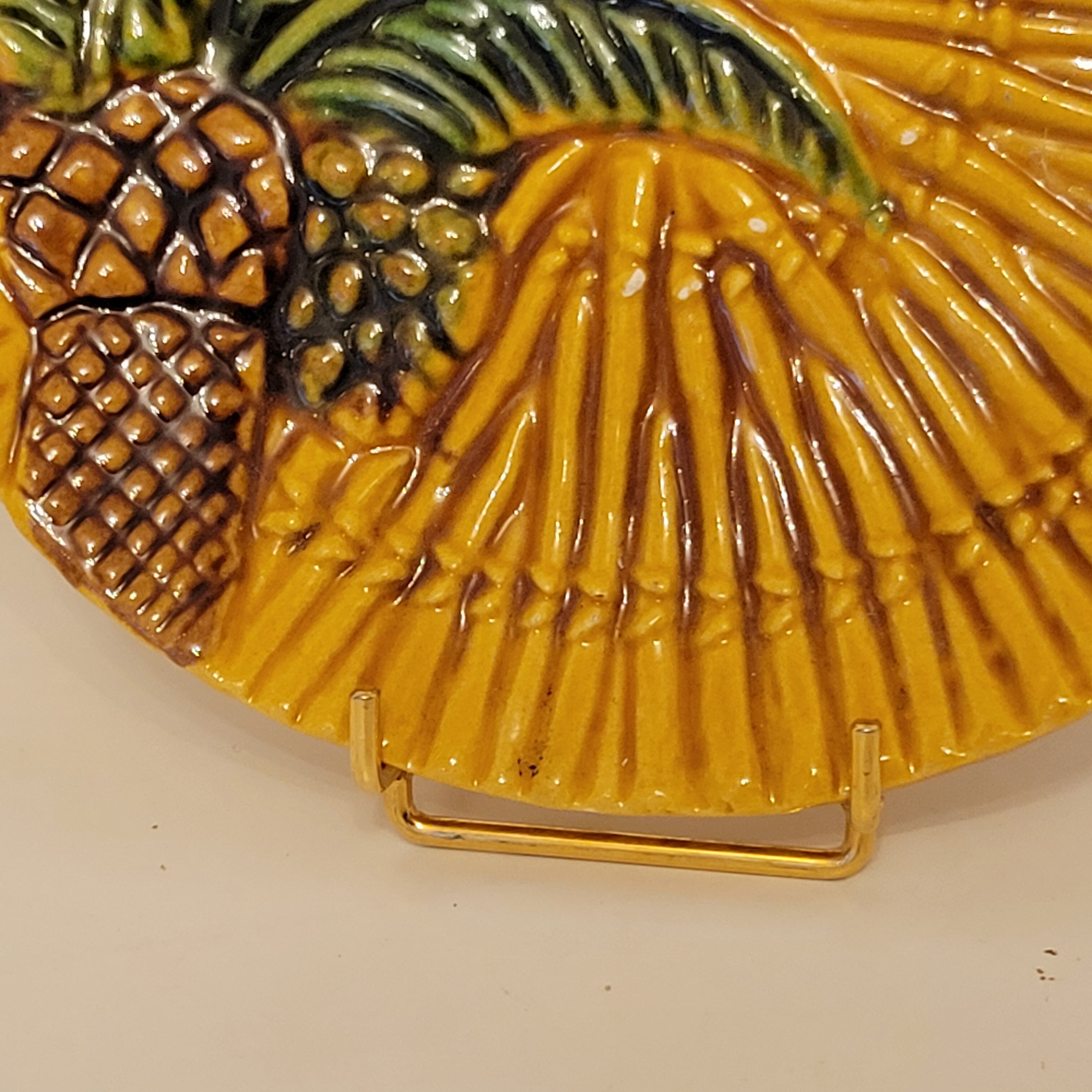 Assiette en barbotine Vallauris A.M. décor palmier
