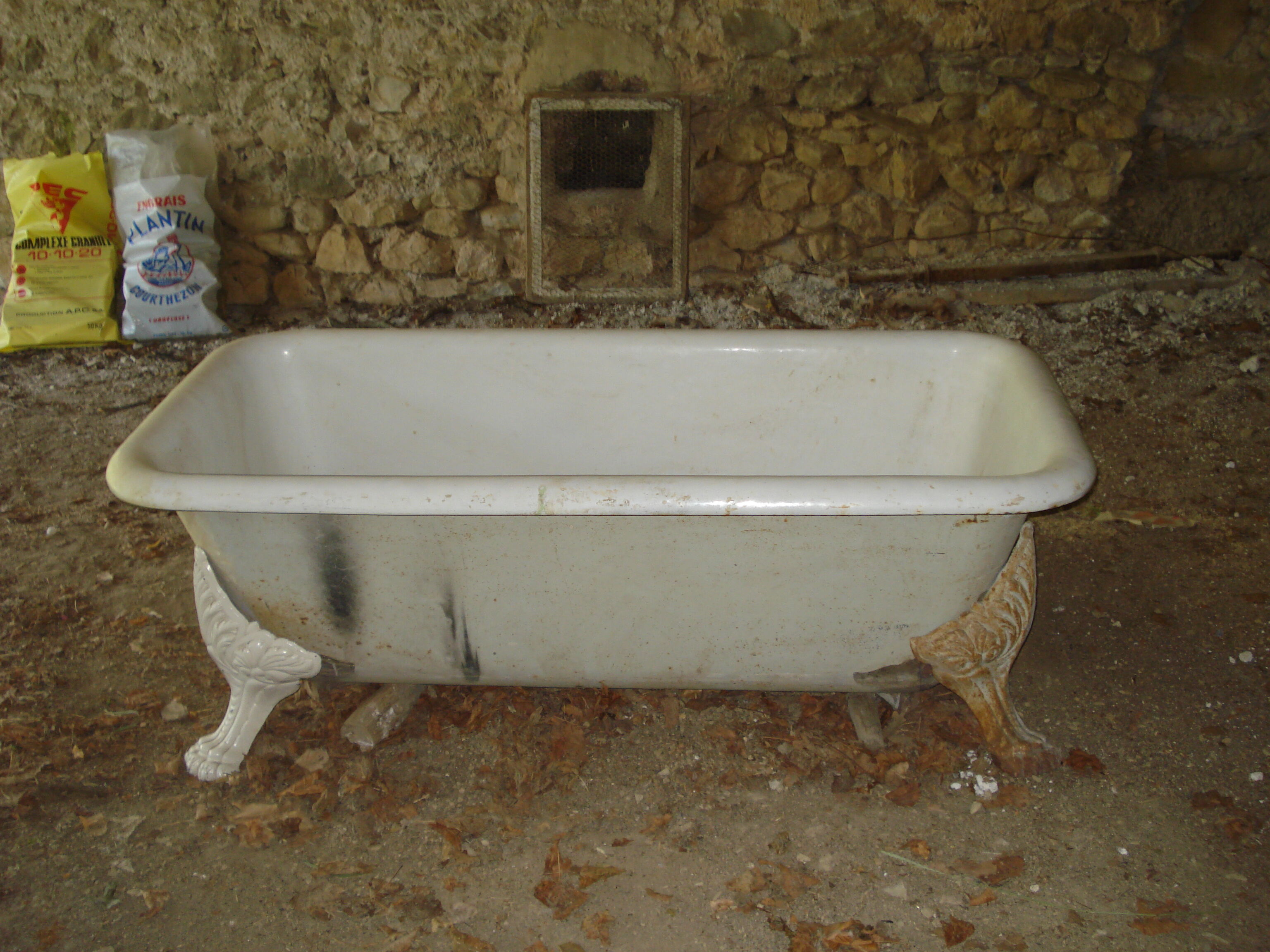 Cast iron lion's feet bathtub