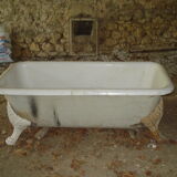 Cast iron lion's feet bathtub