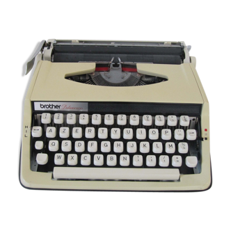Vintage typewriter Brother de Luxe