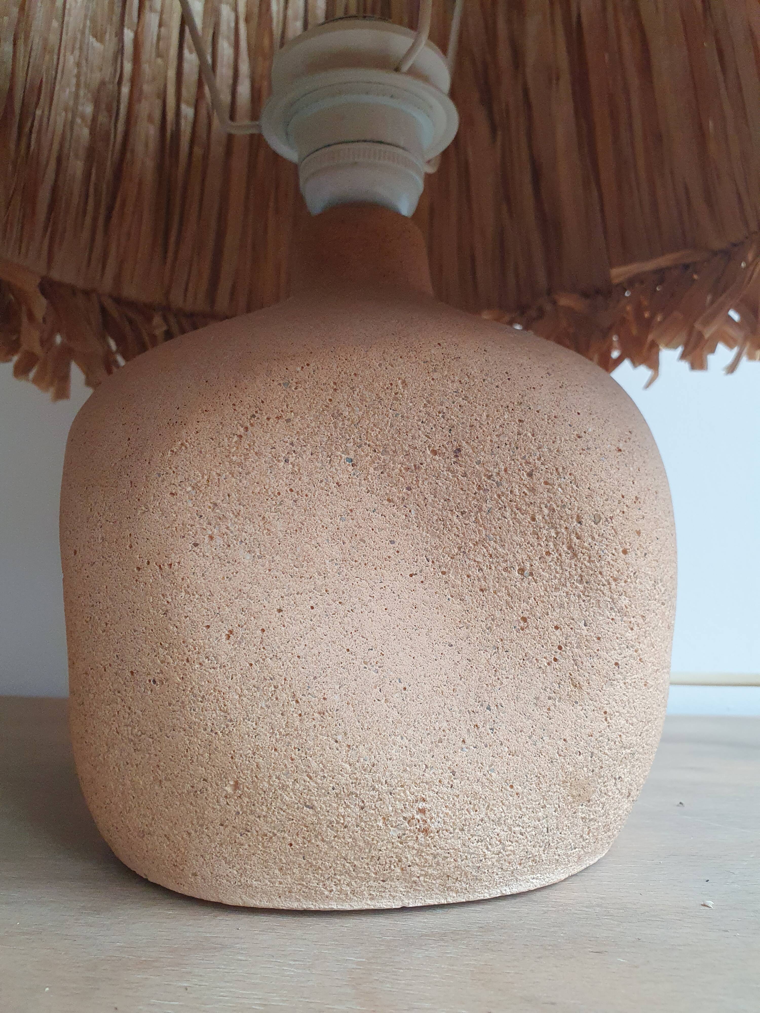 Lampe en pierre et raphia
