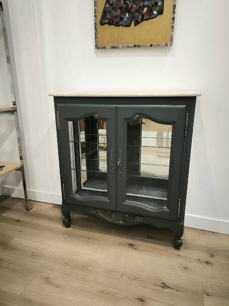 Low display cabinet in regence style