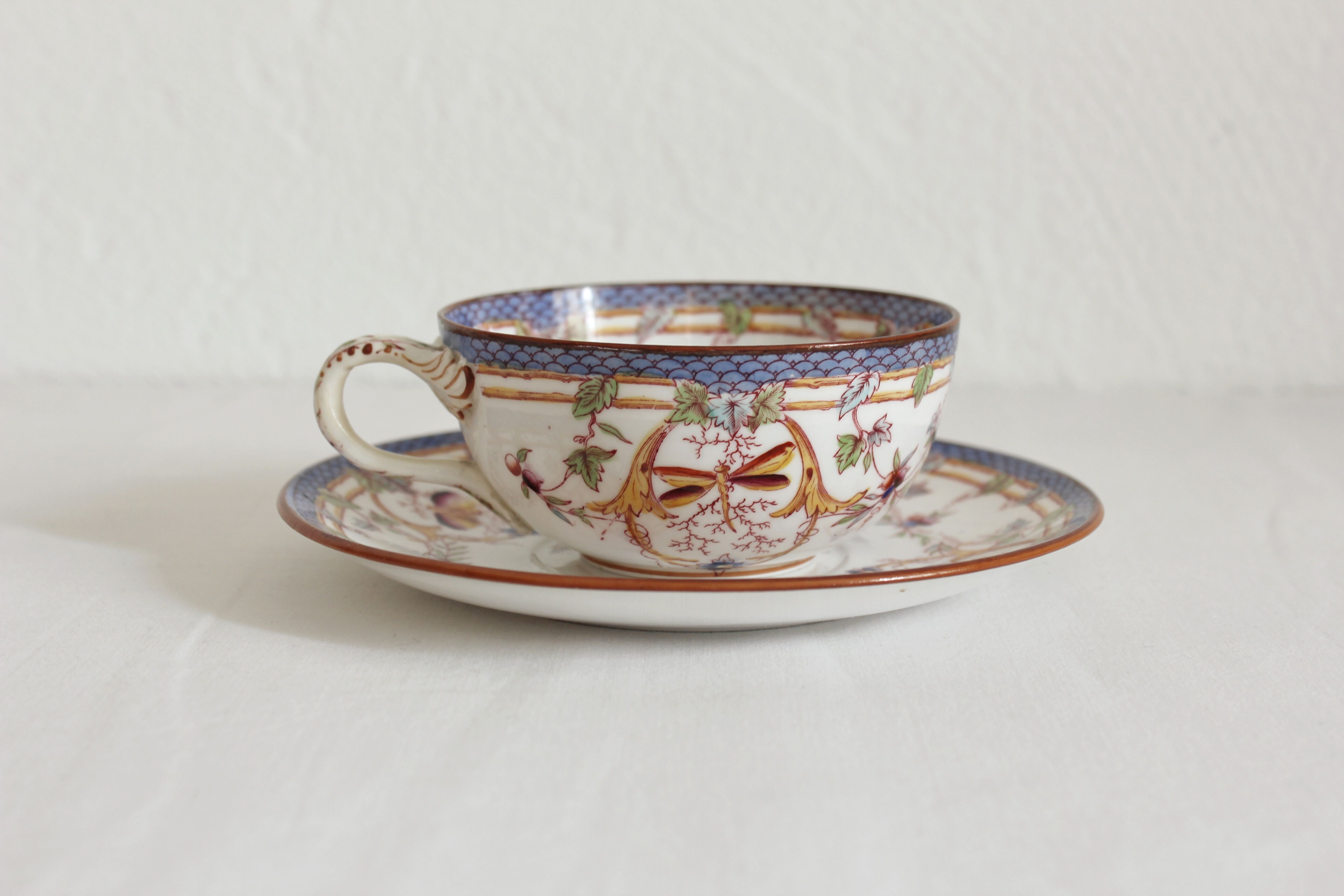Tasse à café en terre de fer décor Minton mauve Sarreguemines fin XIXe