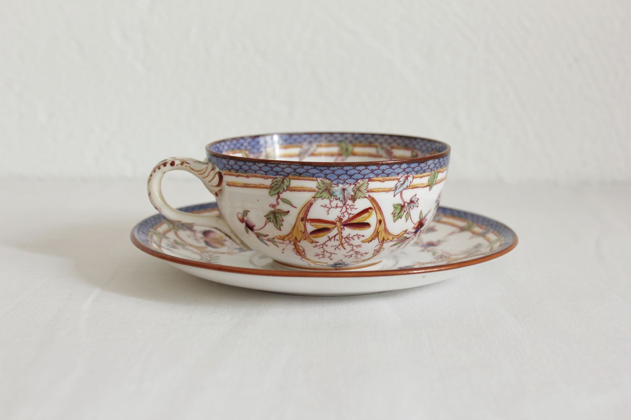 Tasse à café en terre de fer décor Minton mauve Sarreguemines fin XIXe
