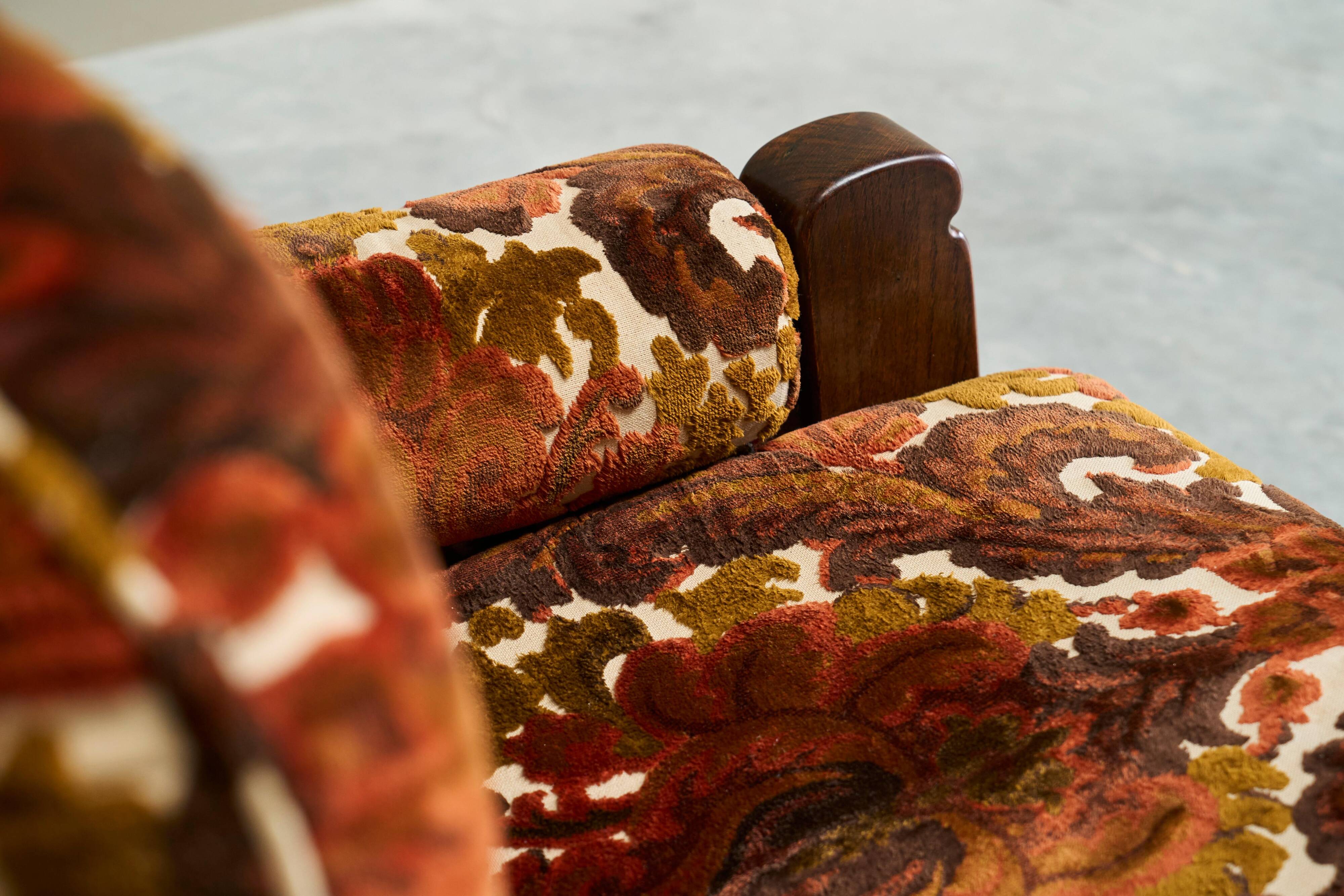 Brutalist lounge chair in solid oak and velvet from the 1960s.