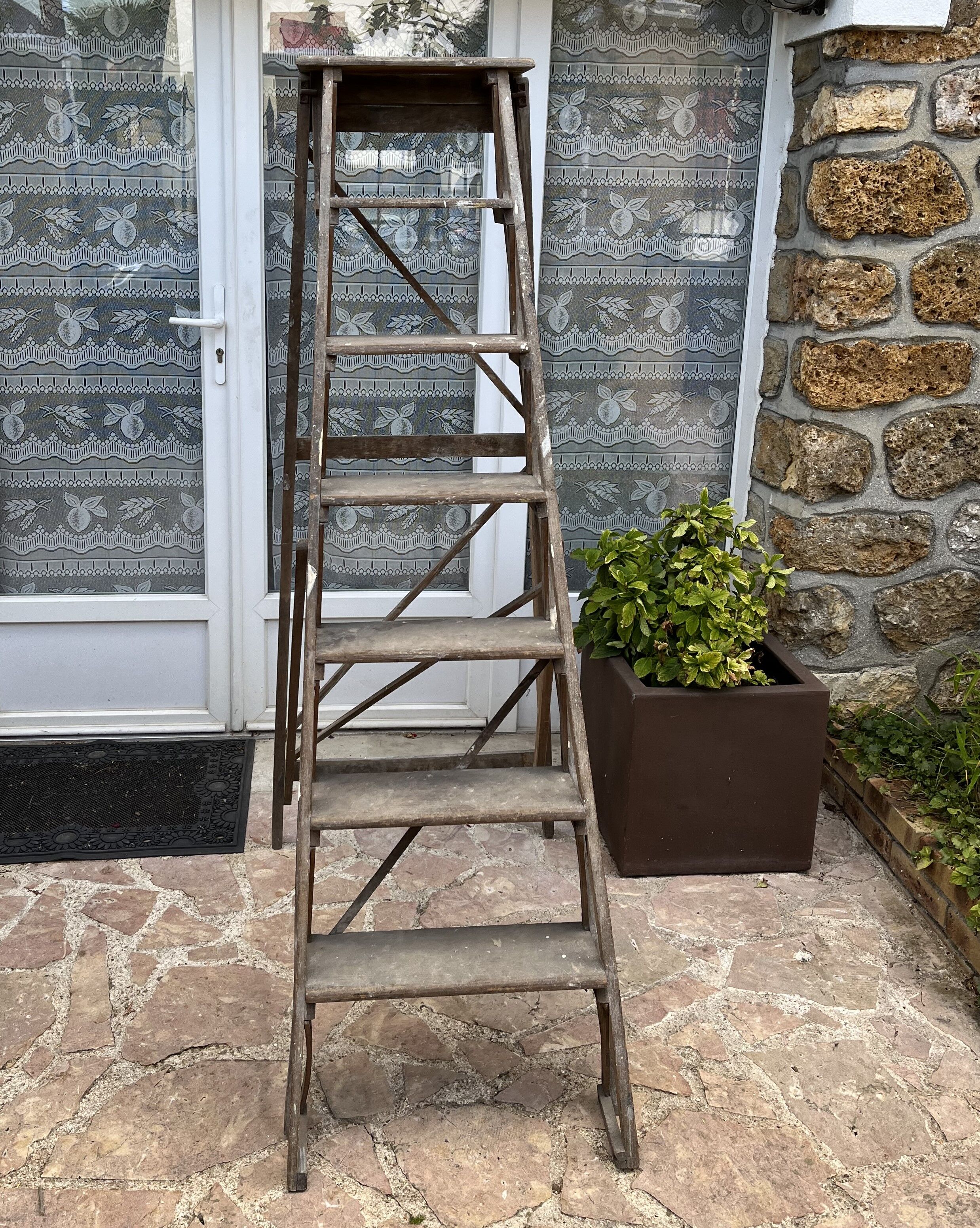 Wooden painter's stepladder