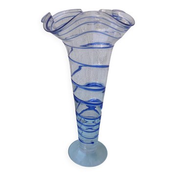 Vase en verre sur pied à liseré bleu